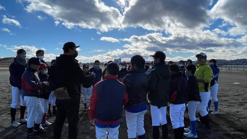 鉄平のインスタグラム：「遅くなりましたが、あけましておめでとうございます🌅  野球合宿in亘理　５日と６日やってきました！時期も時期なので気温など心配でしたが、晴天にも恵まれ（晴れ男✌️）無事完走出来ました^_^ 参加していただいた皆様ありがとうございました♪  一緒に講師してくれた土屋くんのコーディネーショントレーニング系をみっちり子供たちには頑張ってもらいました❗️✨ 体の今まで使ったことないとこ使ったりしたので、これがいい経験になってくれたら嬉しいです☺️筋肉痛は大丈夫かな？笑  グラウンドスタッフ、トレーナーの先生、ホテル鳥の海様、関係者の皆様今回もありがとうございました😊ホントに助かりました✨  また色々条件揃ったらやりたいです！⚾️  それでは本年もどうぞ宜しくお願い致します😊✨⚾️🏔  #鳥の海温泉  #野球合宿　#土屋朋広　#コーディネーショントレーニング  #少年野球  #女子野球  #投手　#野手」