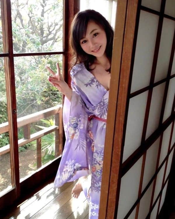 杉原杏璃のインスタグラム：「何故だか  なーんでか LINEブログの記事をアップしても更新通知が来なくなったんでしょー✉️ 私なにかやったかな？？？  かれこれ2ヶ月全然通知来ない。。と久々にマイページを開いて色々と見てみたんですが、サッパリ〜 ホントバージョンアップとかリニューアルされるとちんぷんかんぷん💨  さて。。。七草粥ならぬニ草粥を食べたばかりですが スイーツでも作ろうかな♫ 甘いもの♫甘いもの♫ 自分で作れば甘さも調整できるしね  セゾンのくらし大研究で 【杉原杏璃のHappyMoney】連載してます 新しい記事アップしました✏️⬇︎⬇︎ https://life.saisoncard.co.jp/money/wisemoney/post/sugihara11/  オンラインサロンメンバー限定の サイン入り2023年オリジナルカレンダーは1月までに加入された方限定です✨ 2月になったらプレゼントされないものですのでお早めに❤️❤️ ⬇︎⬇︎ https://lounge.dmm.com/detail/5374/  #セゾンコラム #資産運用 #投資 #投資信託 #NISA #つみたてNISA #オンラインサロン #カレンダープレゼント #カレンダー #プレゼント」