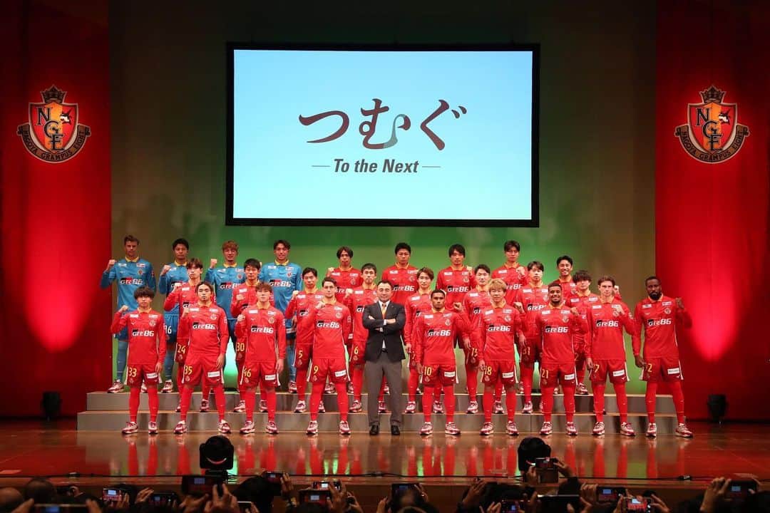 和泉竜司のインスタグラム：「ただいま！  4年ぶりに名古屋グランパスのユニフォームを着ることが出来て嬉しく思います。  帰ってきてくれて良かったと言ってもらえるように頑張ります！  応援宜しくお願いします。  #名古屋グランパス #つむぐ #和泉竜司 #7」