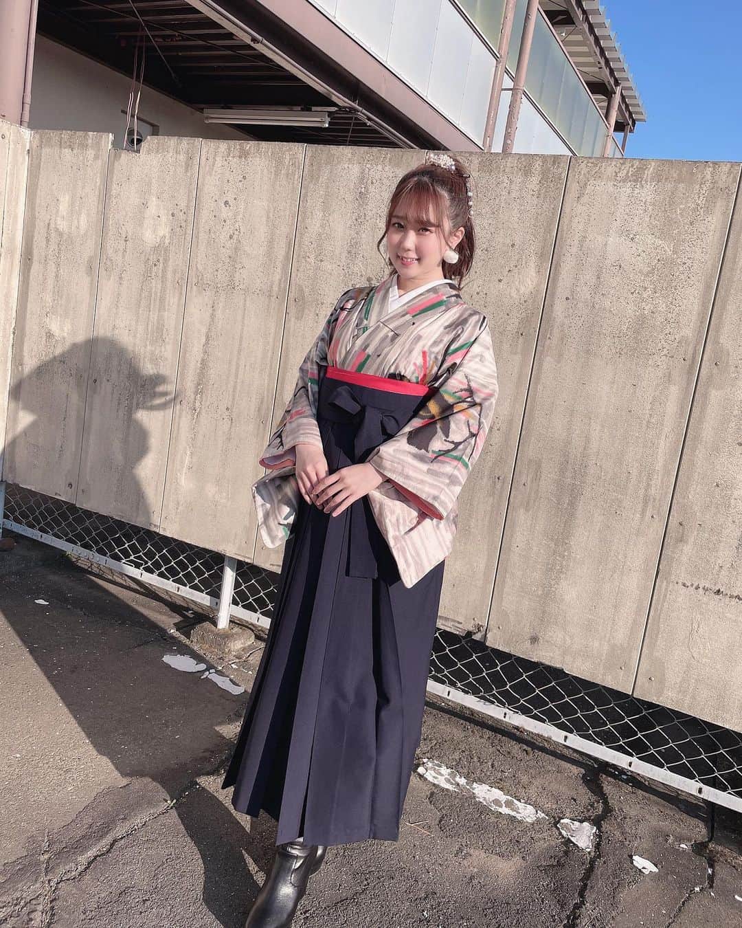 のインスタグラム：「明日は伊勢崎オートシルクカップ🏆🏍 Gsmilも伊勢崎オートを盛り上げに行きます🌈🌟 年に一回の伊勢崎銘仙の袴での出演です👘 伊勢崎オートレース場へのご来場お待ちしております💚  #伊勢崎オート　#オートレース　#ジースマイル　#gsmil #伊勢崎オートレース  #autorace #レース　#race  #伊勢崎　#成人の日 #袴　#着物　#kimono #kimonostyle #kimonofashion #晴れ着 #伊勢崎銘仙」