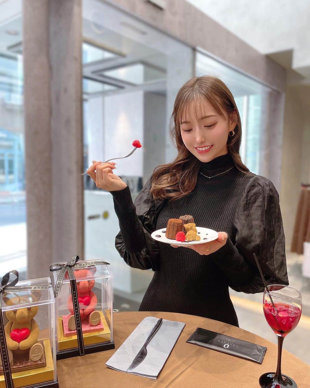 引地裕美のインスタグラム：「@louangetokyo_lemusee の バレンタインコレクションへ❤️  クマちゃんがたくさんいて 可愛い世界が広がってた🧸🍓🍫✨  チョコレート入りのカヌレ おいしかった🥰❤️❤️  #みんちゃんカフェ巡り ☕️ #louangetokyolemusee #louangetokyo #銀座カフェ  #バレンタイン #valentine2023 #ルワンジュ東京 #ルワンジュ東京ルミュゼ」