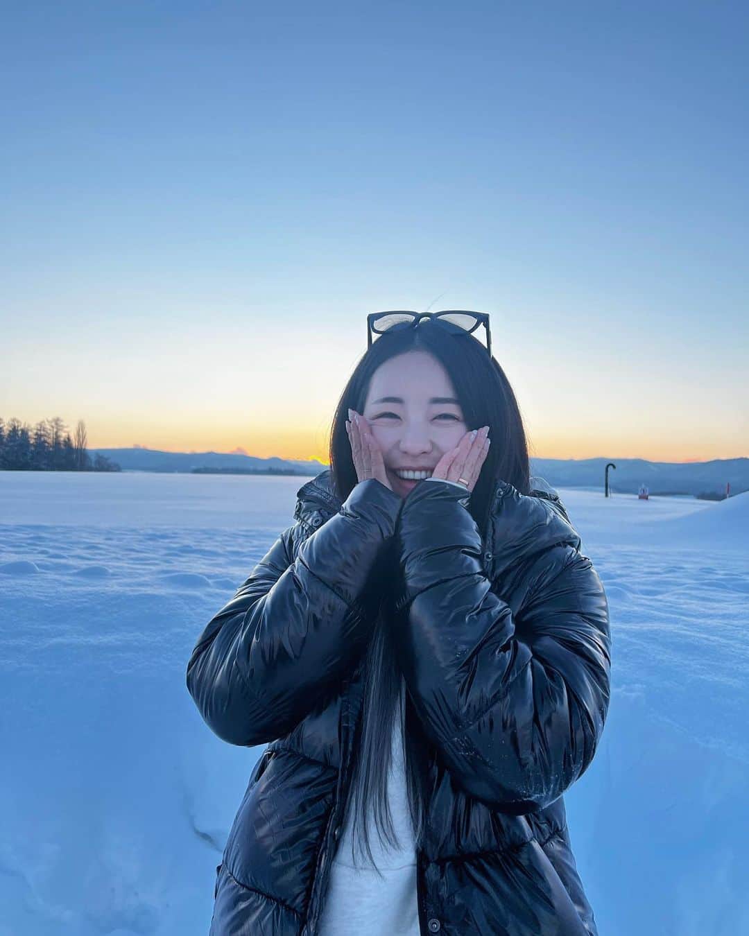 ナム・ユジョンのインスタグラム：「👋🏻👋🏻 오겡끼데스까?  와따시와 겡끼데스 아닌척 하지만 그렇지만 오늘따라 무척 보고싶습니다.」