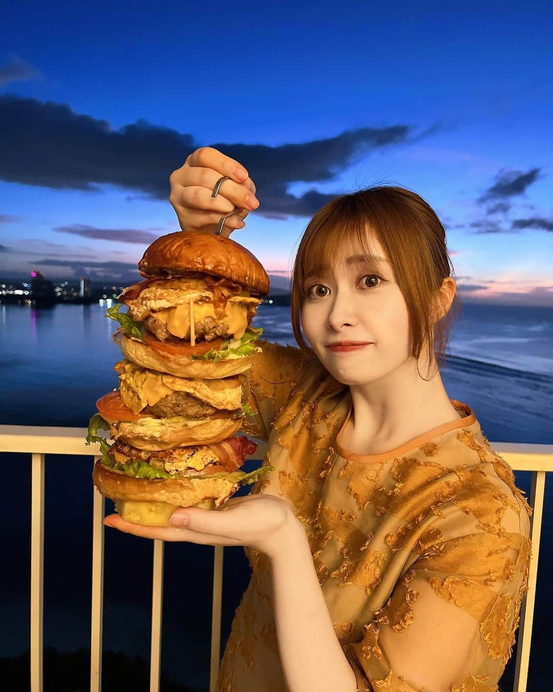 大松絵美さんのインスタグラム写真 - (大松絵美Instagram)「グアムのドデカハンバーガー！ 食べ方難しすぎたけど おいしすぎたし楽しかった！ ホテルから見えるすばらしめの 景色見ながらいただいちゃって 最高に幸せなひとときでございました。。。 またグアムいきたい。。。  #ロッテホテルグアム #lottehotelguam」1月8日 21時24分 - emirin1004