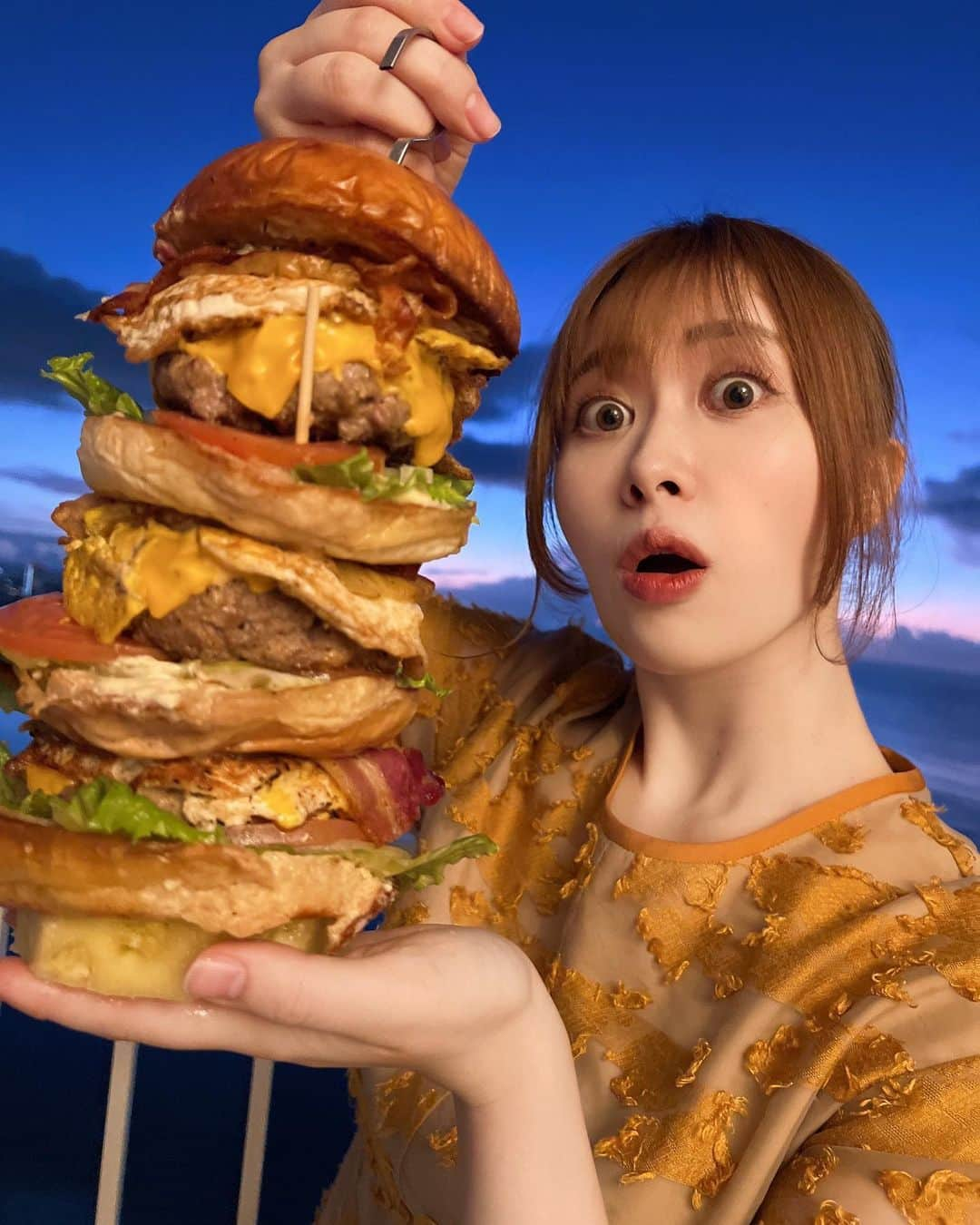 大松絵美さんのインスタグラム写真 - (大松絵美Instagram)「グアムのドデカハンバーガー！ 食べ方難しすぎたけど おいしすぎたし楽しかった！ ホテルから見えるすばらしめの 景色見ながらいただいちゃって 最高に幸せなひとときでございました。。。 またグアムいきたい。。。  #ロッテホテルグアム #lottehotelguam」1月8日 21時24分 - emirin1004