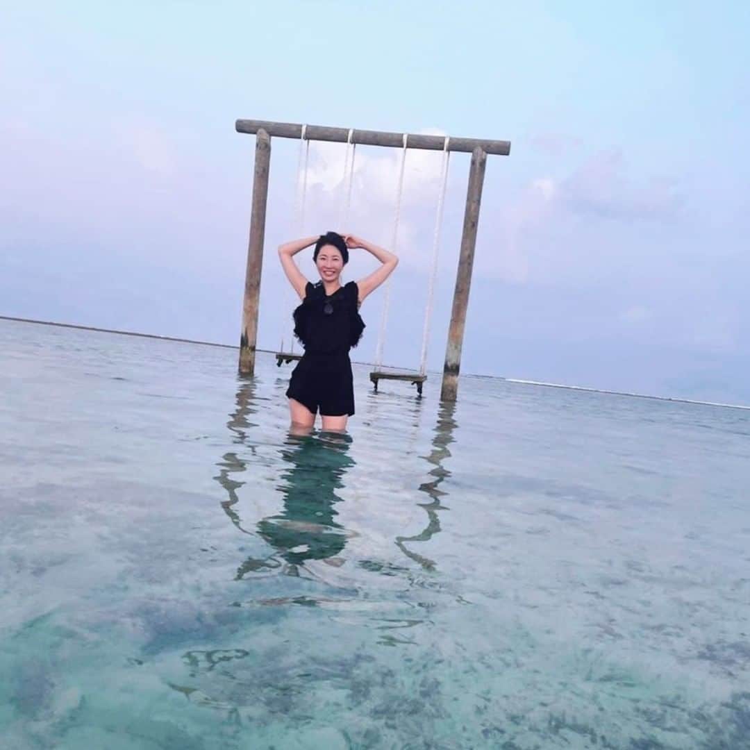 のインスタグラム：「みなさん、 明けましておめでとうございます。  私の、今年の漢字は「運」に決めました。  たくさん体を運ぶ より良い人生へ自らを運ぶ  （ちょっとアップした写真もその漢字ぽくないですか？）  今年はいよいよ50歳になります。 自分でもびっくりです。  そんな今年の目標は 仕事は既に決まっていますが  プライベートは 人生で初挑戦の 「トライアスロンの完走」です。  去年は、体脂肪−７％が達成できたので、  今年は体力を増やす、 身体能力そもそもを 高めることに挑戦したいと決めました。  肉体もパワーアップさせ 残りの人生を味わい尽くしていく 転機としたいです。  というわけで 最近のプレゼントは レース用の自転車です。  リビングに置いて ネットに繋げて 練習するそうです。  人生にはまだまだ 挑戦できること 苦しいことも、楽しいことも 自分の可能性を広げるための何がが 探せばまだまだ たくさんあるなぁと痛感します。  色々とありながらも、 未熟な私が、 このように歳を重ねることができているのも 本当に本当にみなさんのおかげです。  しばらくストーリーズのみの更新 になってしまってましたが、 今年は自分らしい発信も 少しづつですが、 できるようになるといいなぁと思っています。  「自分らしい発信とは」 という問いに 自分で明確な回答がないのですが…  もし何か書いて欲しいものとかあれば、 ぜひこっそりでも教えていただけたら とっても嬉しいです。  そして、何よりも、 皆さんと一緒に 今年はより素敵な一年に したいなぁと思っています。  いつもありがとうございます。 引き続きどうぞよろしくお願いいたします。  #あけましておめでとうございます  #自分へのご褒美  #プレゼント  #アラフィフ #アラフィフ女子  #トライアスロン  #トライアスロン好きと繋がりたい」