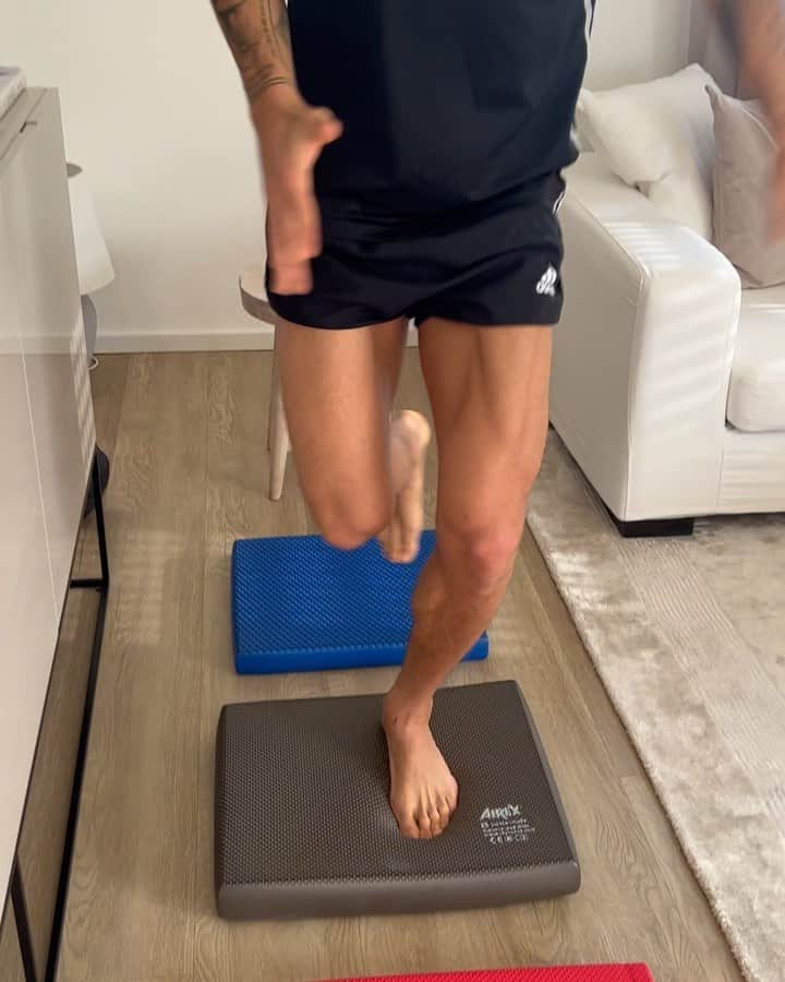 のインスタグラム：「Bestens versorgt! Ob Stabi, Stretching, oder Yoga @airex Fitness & Trainingsmatten sind meine Prio (die Fitline Matten gibt’s in versch- Farben und Längen). Auch für outdoor Sessions gibt es Lösungen wie die Xtrema Matte. Das nächste Level erreichst du mit den Balance-pads, dank der einzigartigen Produktion sind AIREX® Balance-Pads die weltweit einzigen mit 3 versch. Stufen (Solid als Stufe 1, Elite als Medium und Cloud als Pro Stufe)  Alle diese Produkte sind in der Schweiz produziert, zu 96% aus Luft hergestellt und deswegen auch fürs Training in Wasser geeignet. Perfekt für mich und meine Fitness Bedürfnisse 💪 #sport #training #fitness #quality #motivation #keepgoing #fun」