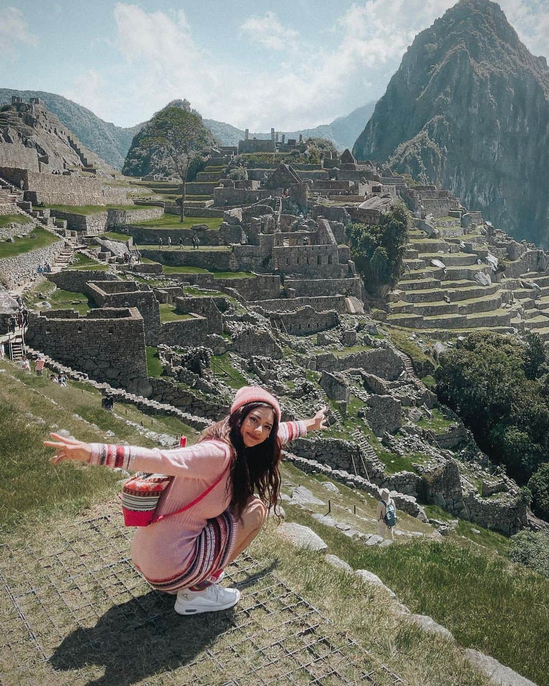 のインスタグラム：「世界の謎だらけのマチュピチュに行ってきました！🇵🇪  久しぶりに都市伝説系の動画出したので 興味深くて今回は長めになっちゃいました😂 これでもっと興味持ってくれる人が増えたら嬉しいです♪  行きたくても行けない人の代わりに 今年はたくさん色んなところに行きたい！皆の知らない世界を見せたい！  まず今年の目標は 酒辞めて痩せる🔥笑」