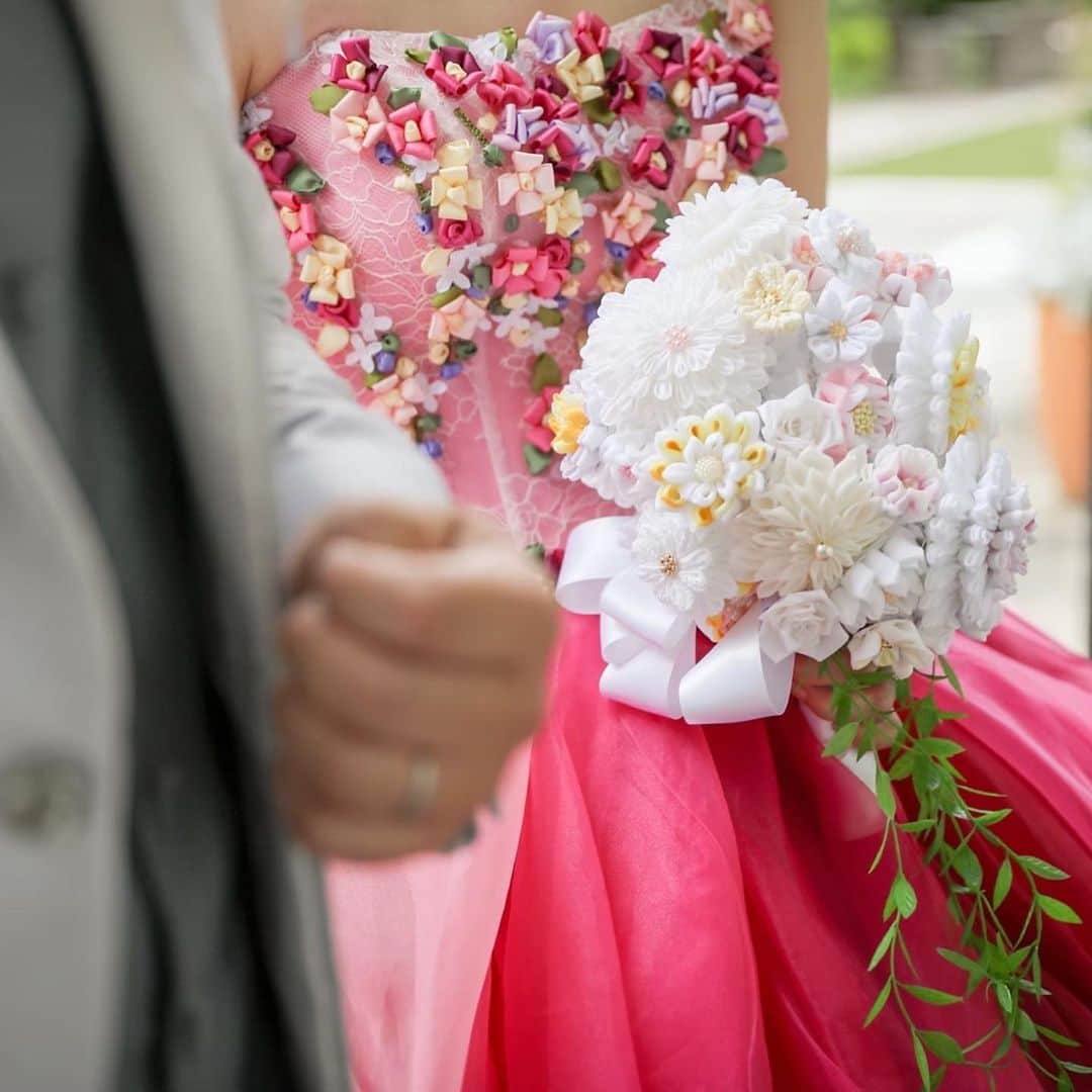 里見咲紀さんのインスタグラム写真 - (里見咲紀Instagram)「_  2022.07 🕊 Wedding ブーケはお母さんとおねえさんの手作り💐💕  #結婚式 #wedding」1月8日 21時42分 - satomi_saki