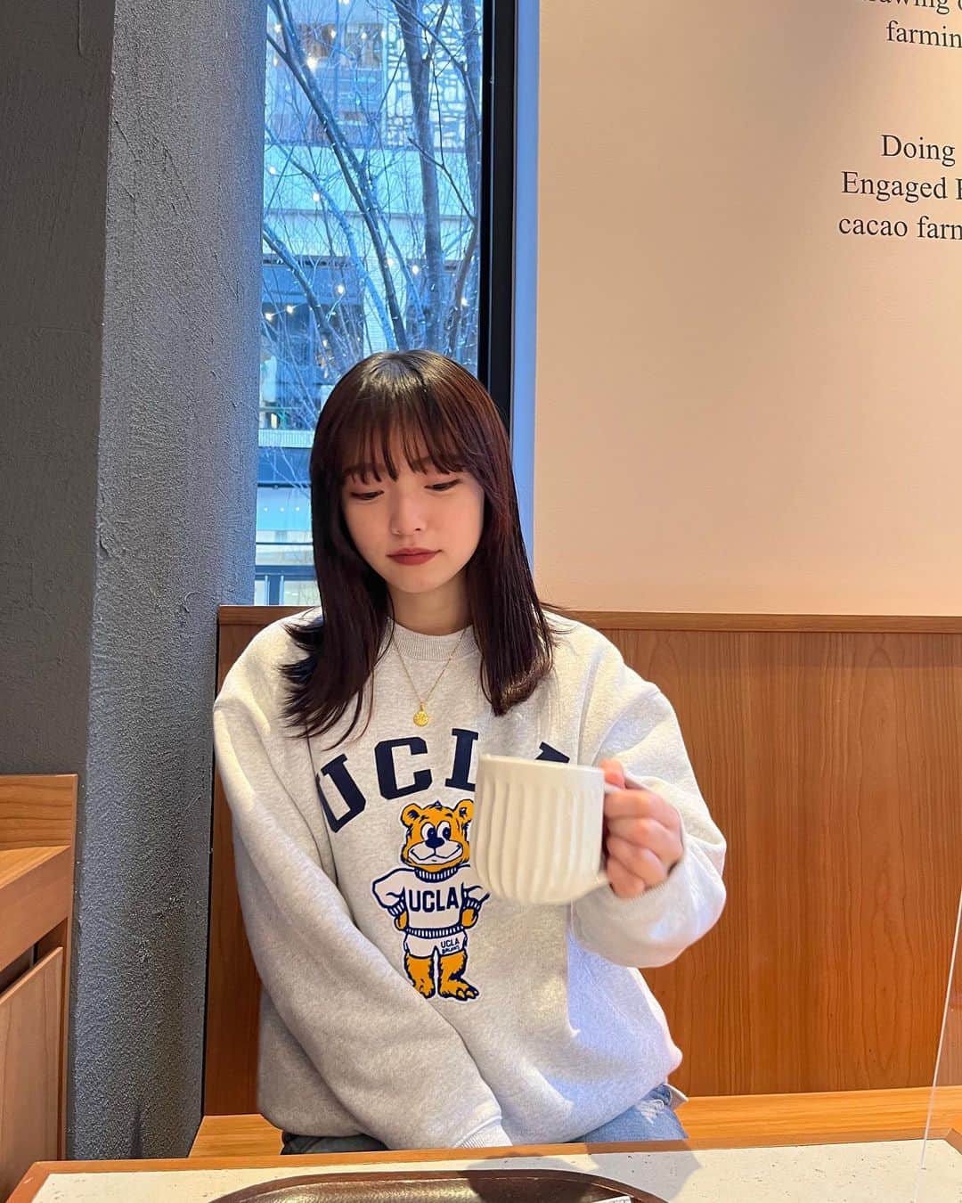 のインスタグラム：「この日のパンツデニムだったんだけどすごく可愛かったのよ〜、！ 全身撮るの忘れちった😿🌀  #05 #ootd #メイク #カフェ #カフェ巡り #コーデ」