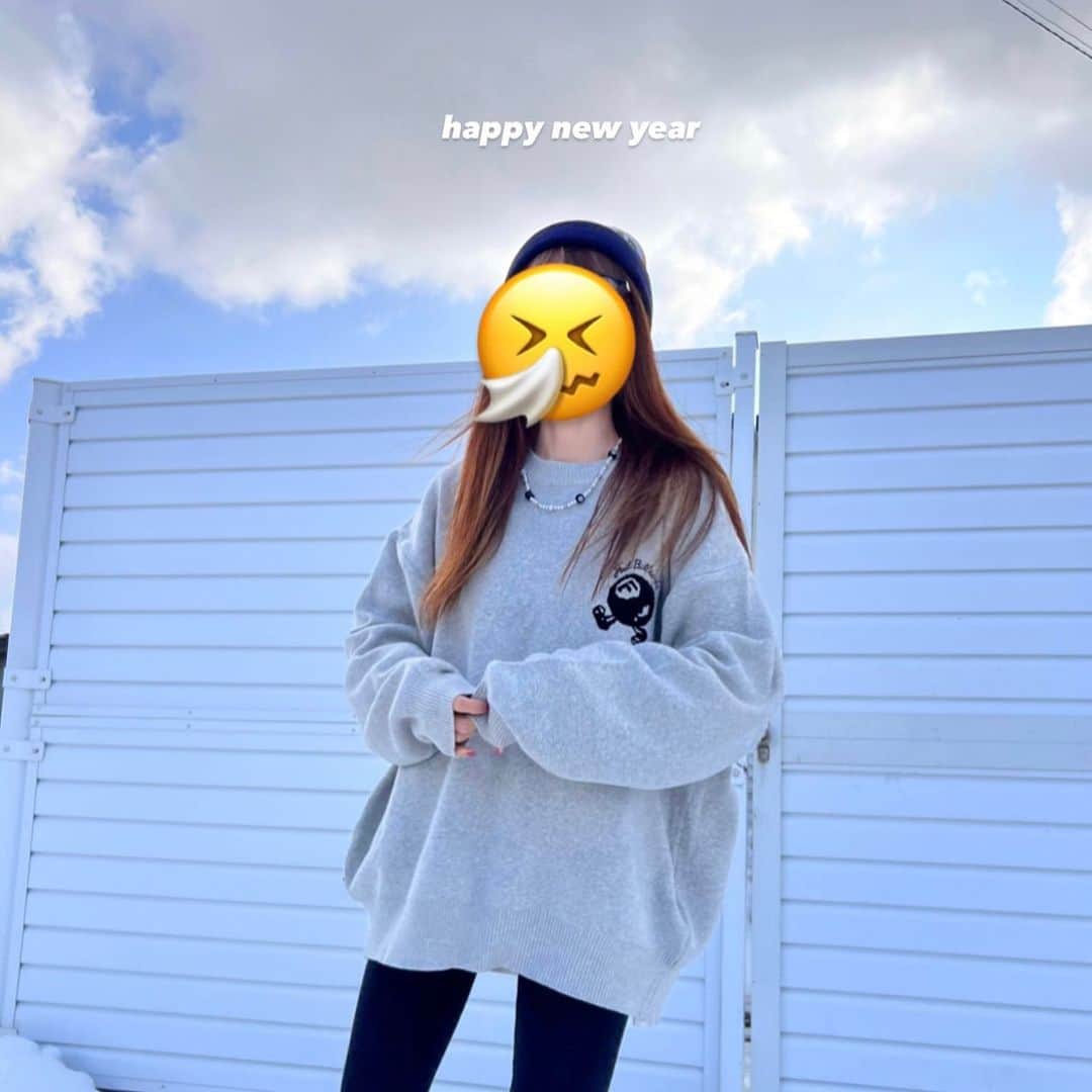 AYAKAのインスタグラム：「𝗛𝗮𝗽𝗽𝘆 𝗡𝗲𝘄 𝗬𝗲𝗮𝗿 〰️🤌🏻🤌🏻 2023 ﾓ ﾖﾛｼｸﾈ 🤌🏻 寒」