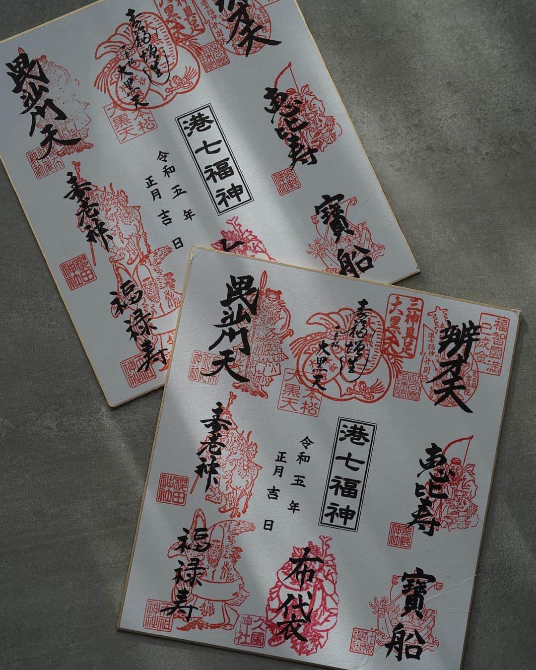 大橋菜央のインスタグラム：「We collected new year stamps to pray for happiness💫 . . . 港七福神めぐり 巡拝を終えて完成した色紙はなかなかの迫力👏 . 上の色紙の上部の角が見切れてるのは Annねずみがかじって欠損のため😂🐭 . . . #港七福神めぐり #御朱印 #令和5年1月3日」