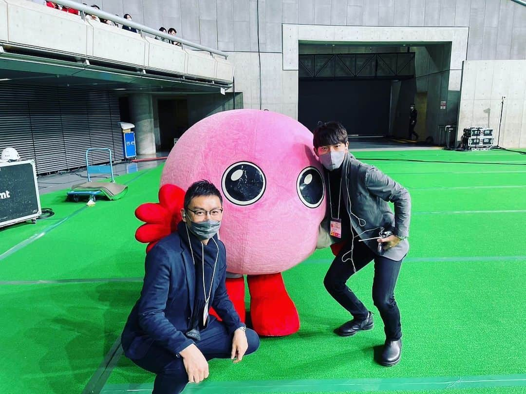 中村剛大さんのインスタグラム写真 - (中村剛大Instagram)「【春高バレー 全国大会】  ようやく自分の中で2022年の仕事が収まりました。笑  春高バレー女子準決勝・金蘭会(大阪府)×誠英(山口県)の実況を担当させていただきました。  フジテレビ系列の実況アナウンサーの中でも3人しか担当することができない、センターコート・準決勝の実況。  担当が決まってから、全国各地への取材や準備を含めて春高にどっぷりと浸かりました。  自分にとって、アナウンサーとして大切な事を教えてくれる大切な仕事。もっと大きく言えば、人として大切な事を毎年たくさん教えてもらえる大切な仕事です。  ここ数年は毎回仕事が終わると泣いてしまう。 いや、自然と涙が出てしまう。琴線をここまで揺さぶられる仕事は春高バレーだけです。  3年ぶりの有観客、コロナ禍で入学した選手達にとって、大勢のお客さんの前でプレーできる最初で最後の晴れ舞台。  会場に入った瞬間。 満員の観客席を見つめる、選手達のキラキラした目がすごく印象的でした。これはずっと忘れられないシーン。 この舞台でプレーすることをどれだけ夢見ていたのか。  選手の気持ちにどれだけ近づけるか、それをどうアウトプットして視聴者に伝えられるか、自分との勝負でもあったこの1ヶ月間。  どこまでできたかは自分ではわからないけれど、得難い経験をさせていただきました。  期間中、ずっと一緒に青春させてくれたチームの関係者、選手の皆様には心から感謝です。  そして、この放送席に座るために尽力してくれた方、調整、サポートしてくれた方々へ本当に感謝です。  春高バレーの魅力と、選手の頑張りが、少しでも視聴者の関心を持ってもらえるきっかけとなる言葉を紡げていたら嬉しいです。  頑張る活力になりました。 2023年もよろしくお願いします🎍  #春高 #バレーボール  #バレーボール好きな人と繋がりたい  #春高バレー #ハイキュー #春に翔る #東京体育館 #センターコート  #誠英 #金蘭会 #八王子実践 #佐賀学園 #高岡商業 #米沢中央 の皆様お世話になりました。 #大林素子 さん #渡辺啓太 さん #栗原恵 さん #迫田さおり さん #狩野舞子 さん #新鍋理沙 さん 超豪華な解説の皆様本当にありがとうございました。 #1年で1番好きな仕事が最初に終わること以外は春高最高」1月8日 22時05分 - gotan1207