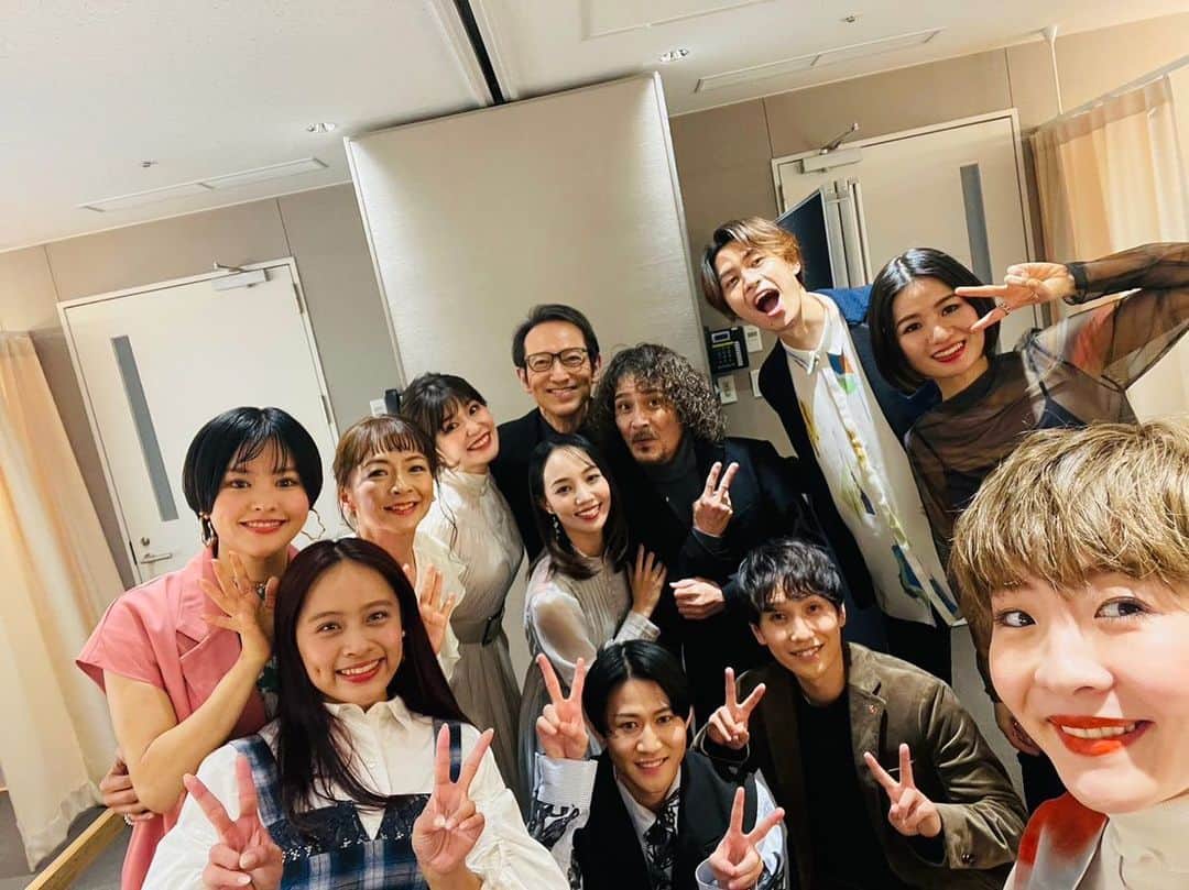 塚本直のインスタグラム：「#雨が止まない世界ならinconcert  余韻に浸りつつバタバタしていたら、 2日も経ってしまいました☔️  ご来場、ご視聴頂いた皆様も本当にありがとうございました☺️  総じて、、、最高でした！！！  西川大貴くん、桑原あいちゃん、スタッフ、キャスト、バンドの皆々様、心かららぶandリスペクトです🫶🫶🫶 そして、”狂人&サイコパスセクション”に選んでくれてありがとうございました！  “講談師のように歌う”というリクエストを貰い勉強し出したら、、神田伯山さんにハマりそうです🤔  配信チケットは2月17日まで購入できるようですので、見逃した方、気になっている方は是非♬  #雨コン #📸 #親戚が集まったような  #温かな空間 #狂人セクションの #鈴木壮麻 さんのヘアーはわざと #私は偶然 笑 #大手町三井ホール」