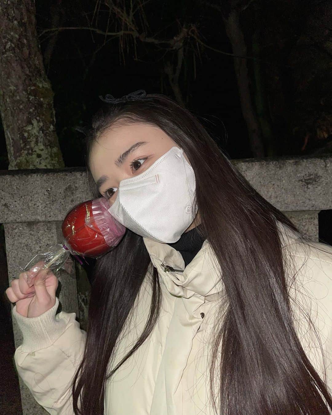 豊島心桜のインスタグラム：「． チョコバナナ目当てで行ったらりんご飴しかなかった🥲」