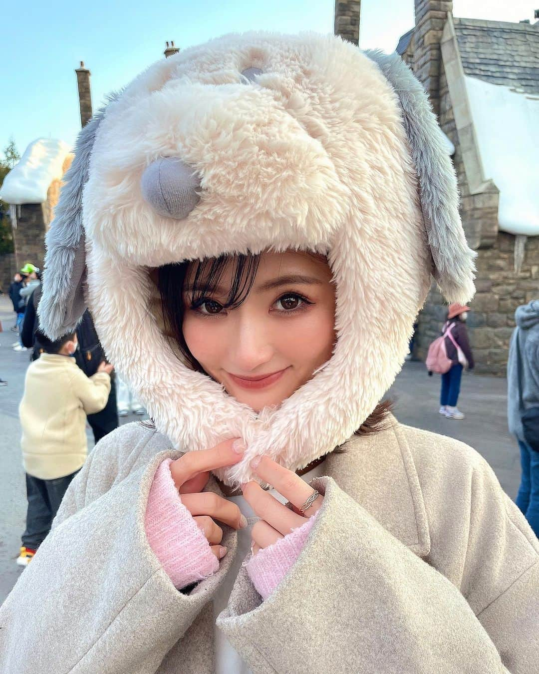 ばんちゃんのインスタグラム：「大阪と言えば? ユニバーサルスタジオジャパン universal studio Japan ユニバやあ！！！！！！ 乗り物ではスパイダーマンが🕷1番好き🫶 . . もふもふもふ🐶 イッヌさん🐶 年パスゲットしたよぉ〜❣️ これでまたユニバ満喫できる♡ . . . #ユニバ#ユニバーサルスタジオジャパン #スヌーピー#ユニバコーデ#ロングコート#ザラ#ZARA#universalstudiosjapan #年パス#ハリーポッタ　#スパイダーマン」