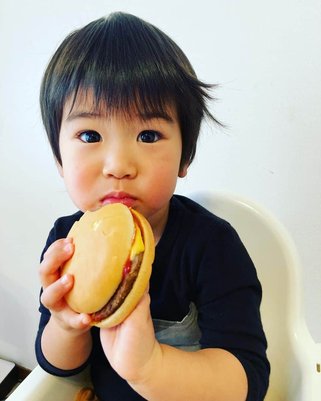 中野耕史のインスタグラム：「これ食べたあと"ねんね"するの？と未来予知をする子を寝かしつけました💤 . この一年も穏やかに和やかに😊」