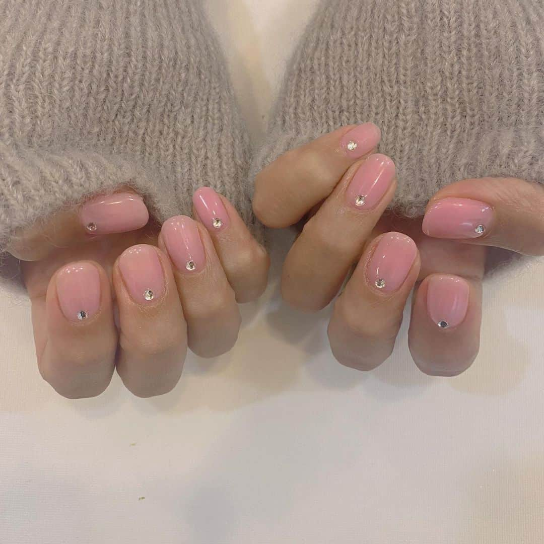 知念美加子さんのインスタグラム写真 - (知念美加子Instagram)「New nail 💗  最近はなんかこう大人ぽいモテそうなネイルが気分💗←  うるうるのつやんつやんベビーピンクに、一粒スワロ💎  #たぶん髪がモテないからバランスとろうとしてる笑 #ネイルデザイン #うるうるネイル #沖縄ネイルサロン #ネイルデザイン #ちねんねいる」1月8日 14時57分 - chinenmikako