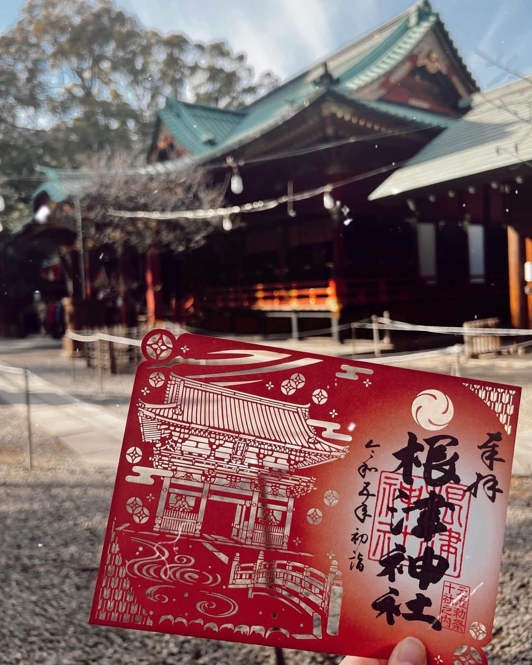 涼瀬みうとのインスタグラム：「あけましておめでとうございます🐰  根津神社へ遅めの初詣へ。 お正月限定の御朱印もらえて、とっても嬉しかったの!🤍💙 おみくじは吉でした。  本年もよろしくお願いします☺︎  #根津神社 #限定御朱印 #ほんとに嬉しかったんです♡」
