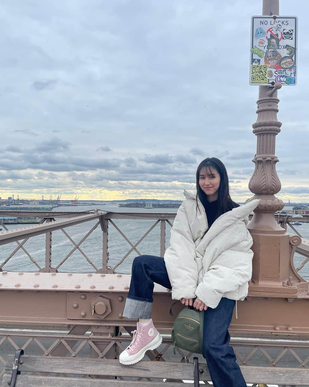 ティア のインスタグラム：「Happy 🤍✨ #marshmallowjacket #brooklynbridge」