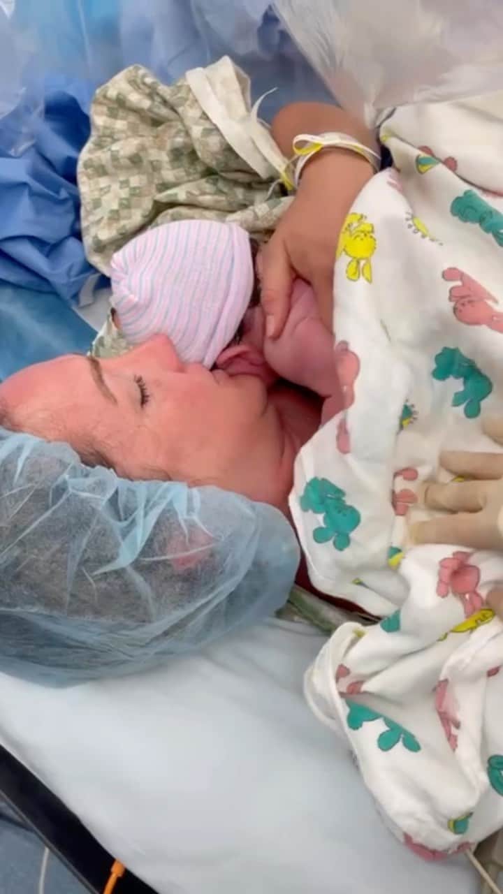 のインスタグラム：「When Lennon turned one last year I never posted because we were in Europe & … well, life. Here is (finally) the first of a series of reels that commemorate her & his first year of life. Love you more than words, precious girl 🥺 [birth - 6 mo]」
