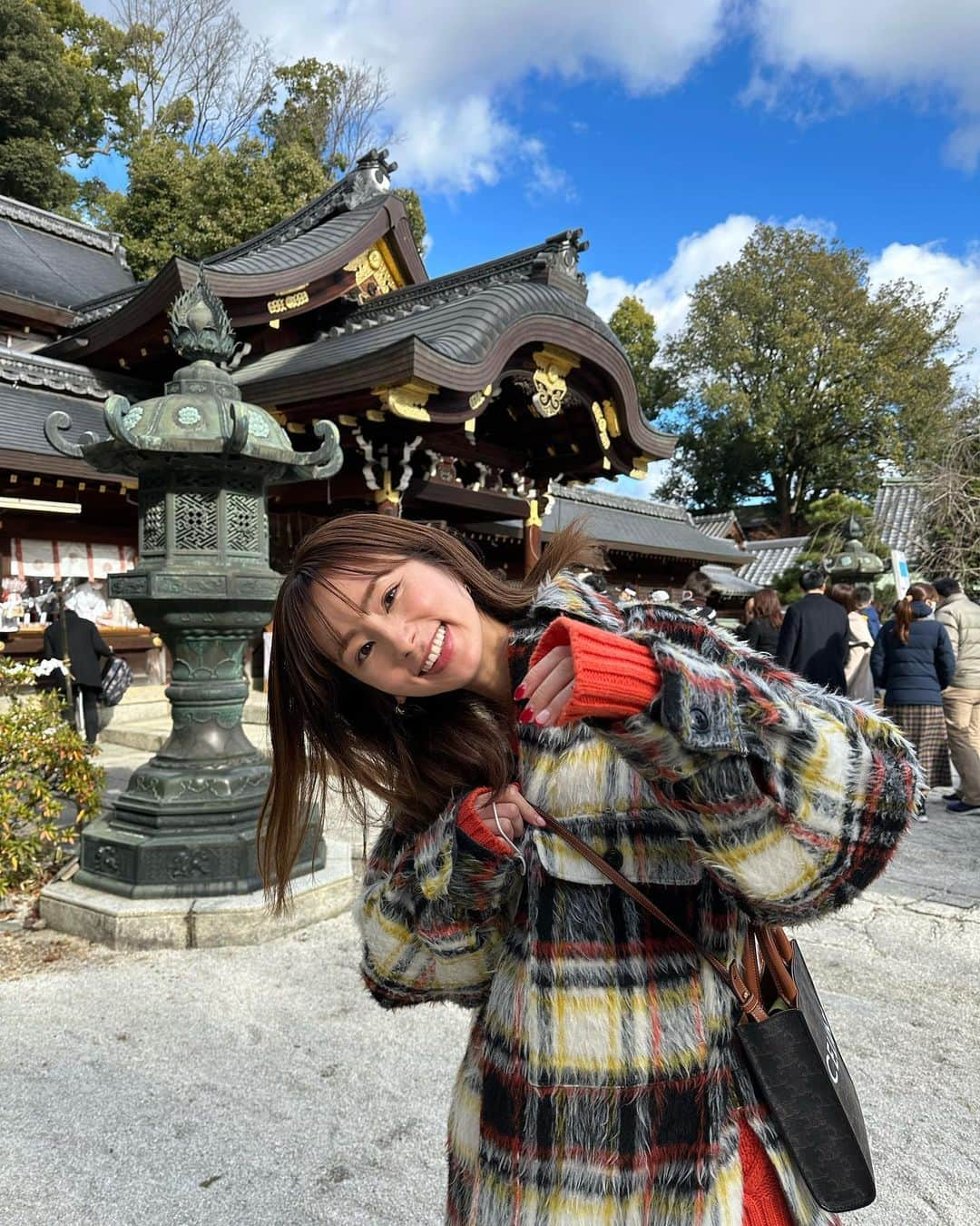 前田ゆうのインスタグラム：「鈴虫寺のあとは京都の今宮神社へ⛩✨ 年始はお天気だしいつものお正月よりなんだかあったかく感じる😁 年明けてから神社⛩5つくらい参拝できてる^ ^ もちろん氏神様も✨←さっき覚えたてのことば🤭 ウチガミ様だって思ってたんだけど、もしかしたら九州のほうでは内神様であってるのかなー？？ 詳しい人いたらおしえてください🙇‍♀️✨  しかしパワーたくさんもらったので今年も素敵な一年になることまちがいなし✌️」