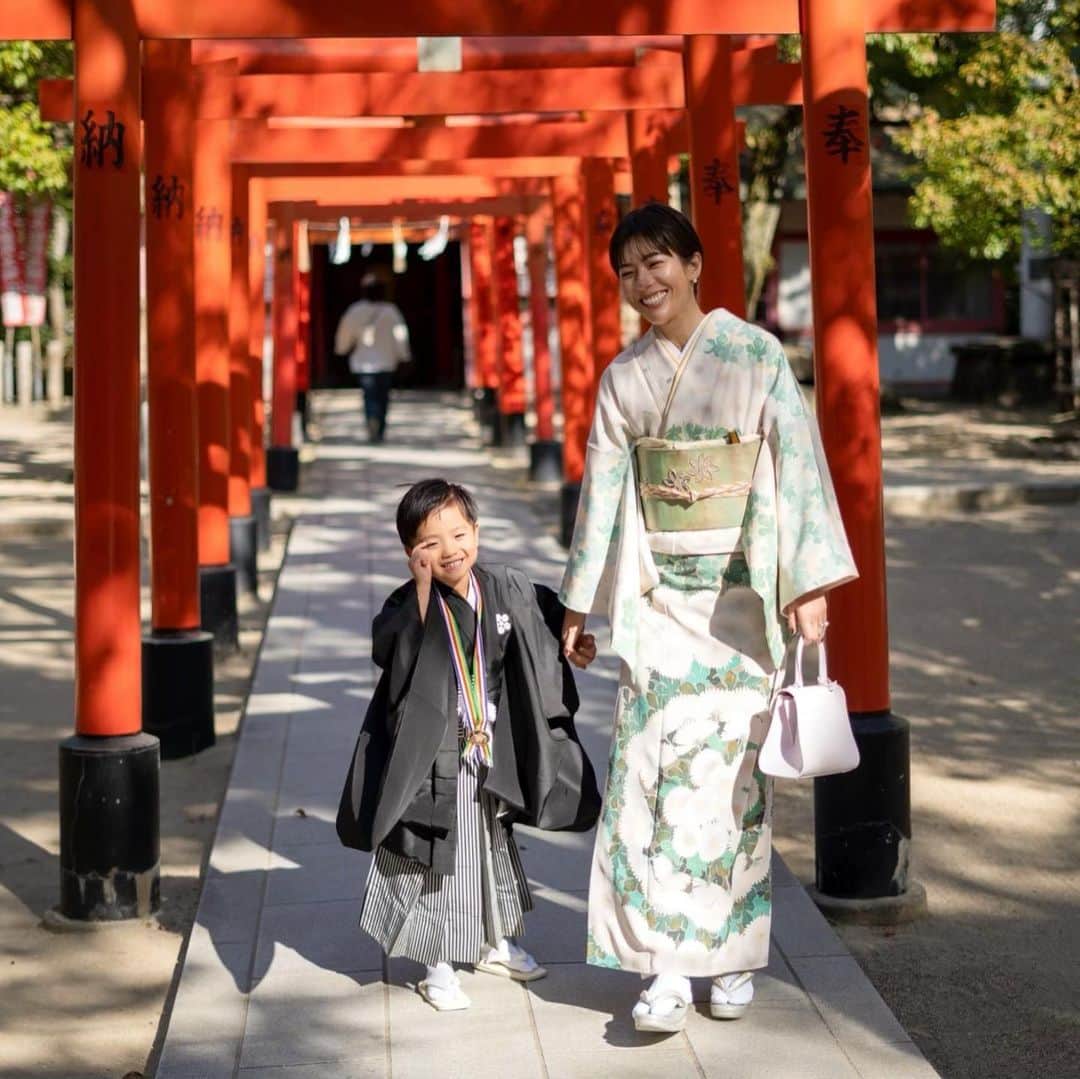 正中雅子のインスタグラム：「息子の七五三👦🏻⛩  去年11月の秋晴れが綺麗な日に息子5歳七五三をしました🫶  3歳の時は、着付けも出来なくて苦戦したけどすんなり出来たことにも成長を感じました  私の人生で1番好きな男の子🫶 娘の可愛さとはまた違って愛おしさしかない🥺  「ずっとママと一緒にいたい」と寝る時もぴったりひっついて寝る息子☺️昼間は基本ツンデレ。  子育てっていつまでも続くわけじゃないなって最近よく思うから 今の子供達との時間が愛おしくて胸がキュンとなる時がある😌(もちろん、怒りまくる時もある👹子供達もママが1番こわいと思ってるw)  与えてもらった時間を大切に 子供達が笑顔の多い楽しい人生が歩めるように🫶  なにより心も体も健康で過ごせますように😌  と願うと共に母にしてくれてありがとう♡  #七五三#5歳 #masaco_kimono」