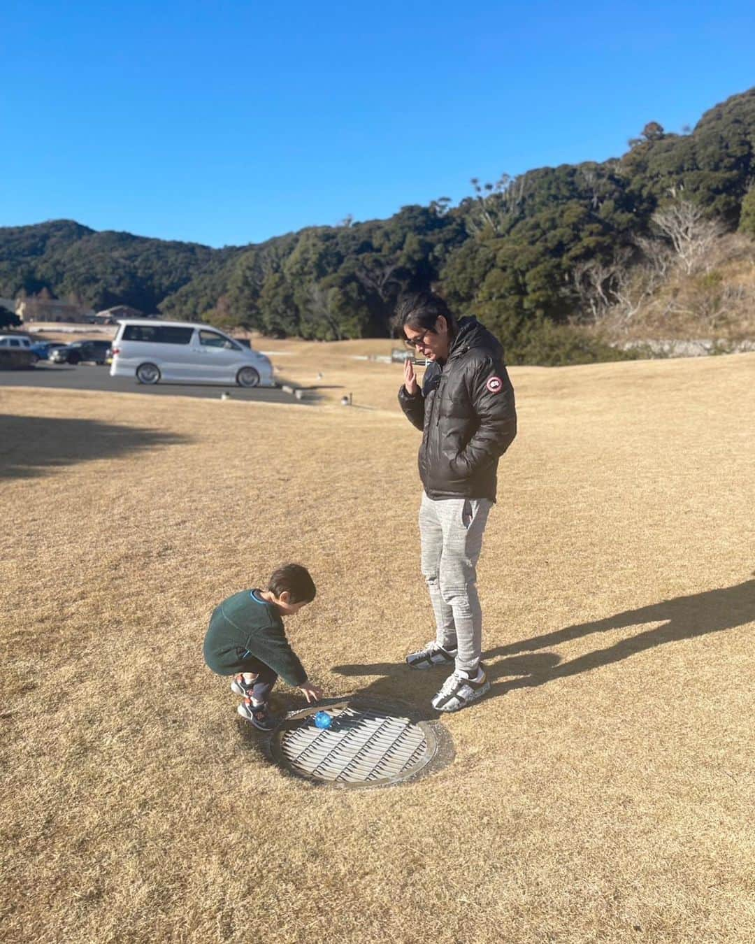 城戸裕次のインスタグラム：「明けましておめでとうございます🎍 今年も宜しくお願い致します✨  #城戸裕次#あけましておめでとうございます#あけおめ#息子#ガチャガチャ#パウパトロール#パウパトロールの時計#ahappynewyear#pawpatrol  #ガチャのカプセルも遊び道具になる #小さいどんぐり入れてみた」