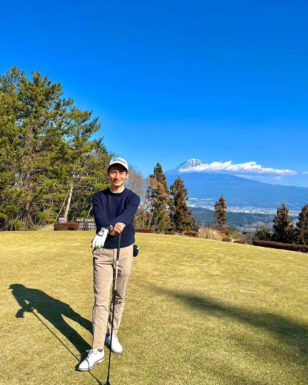 須藤駿介のインスタグラム：「. 2023年初ラウンド！ 自己ベストを更新⛳️🔥 スコアはピッタリ100でした。。 90台はまたまたお預けですね🥱  ドライバーはスライス気味です... . #リバー富士カントリークラブ #今年初ラウンド #年度内に100切りたい  #ゴルフ #ゴルフ日和 #エンジョイゴルフ  #気分転換」