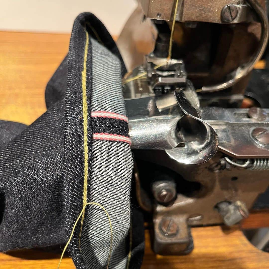momotarojeansさんのインスタグラム写真 - (momotarojeansInstagram)「The pink selvedge and the hem are sewn with a Union Special sewing machine.」1月8日 17時11分 - momotarojeans_official