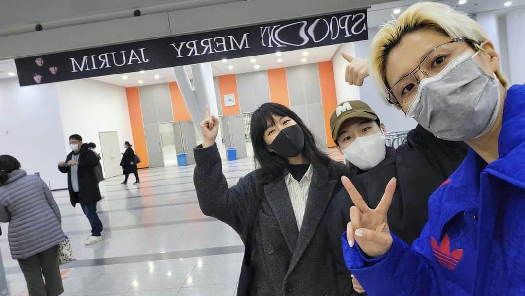 ハン・イェリのインスタグラム：「여왕님을 영접하고 간택을 받았다. 행복해.💜 #자우림」