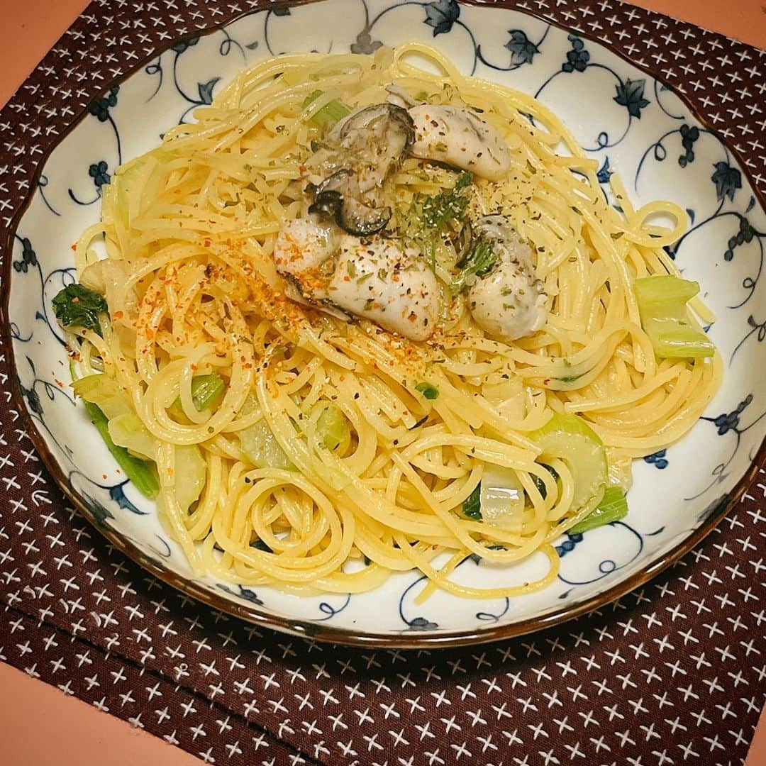 吉岡麻由子さんのインスタグラム写真 - (吉岡麻由子Instagram)「#🍝#パスタ #スパゲッティ ⁡ #牡蠣#セロリ #オリーブオイル #塩#胡椒#パセリ#🌶 #鶏スープ ⁡ お塩を入れすぎて 塩っ辛くなってしまったので #牛乳 で少しだけ煮てみたら 絶妙でした#😋 ⁡ #夕飯#夜ごはん #早めの夕食」1月8日 17時44分 - mayuko.1017