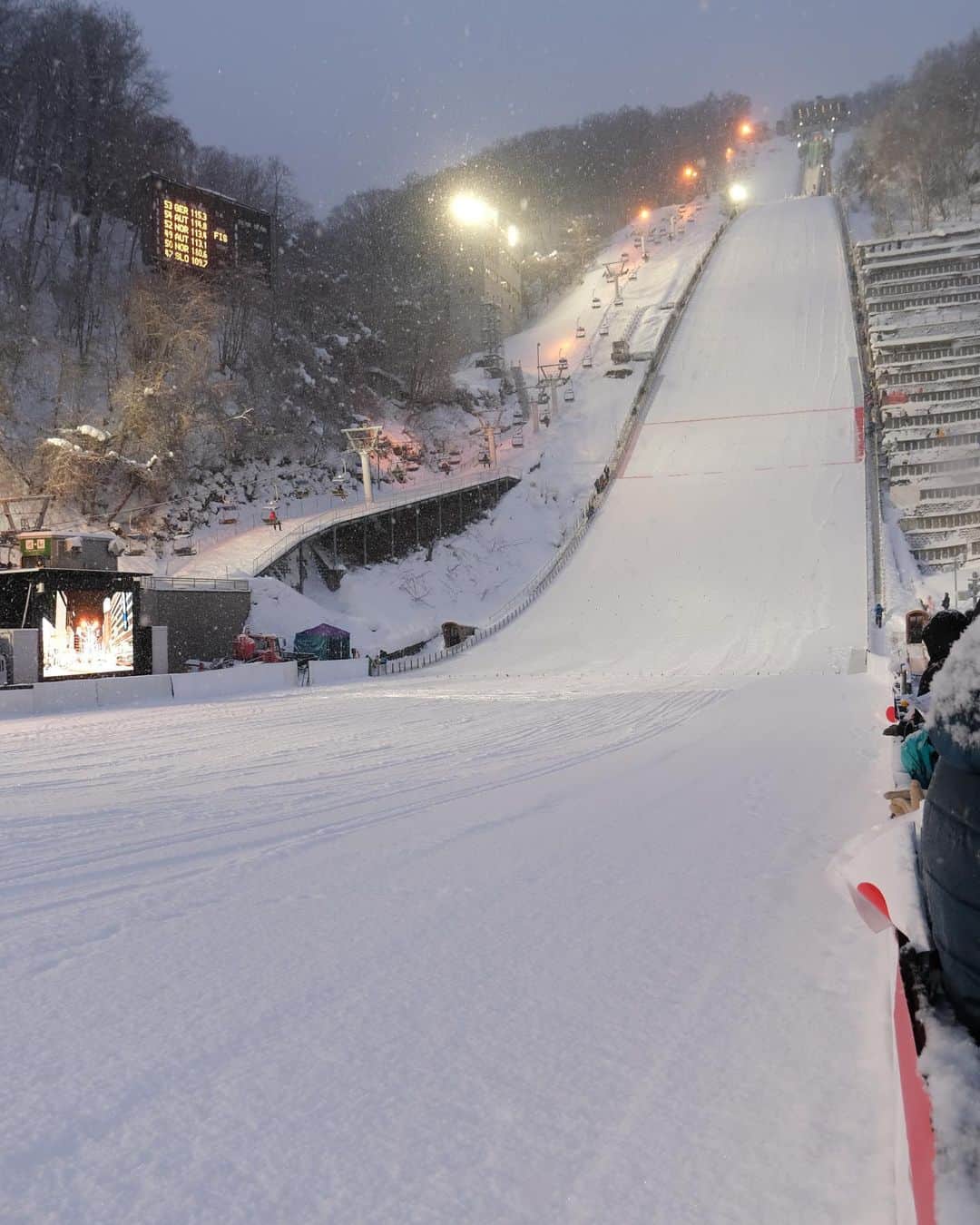 浜崎朱加のインスタグラム：「沙羅ちゃんの応援をしに初めてのスキージャンプ観戦！  ジャンプをしてる沙羅ちゃんはめちゃくちゃかっこよくて元気もらえた！  観れてよかった！ ありがとう😊  #高梨沙羅 ちゃん #スキージャンプ」