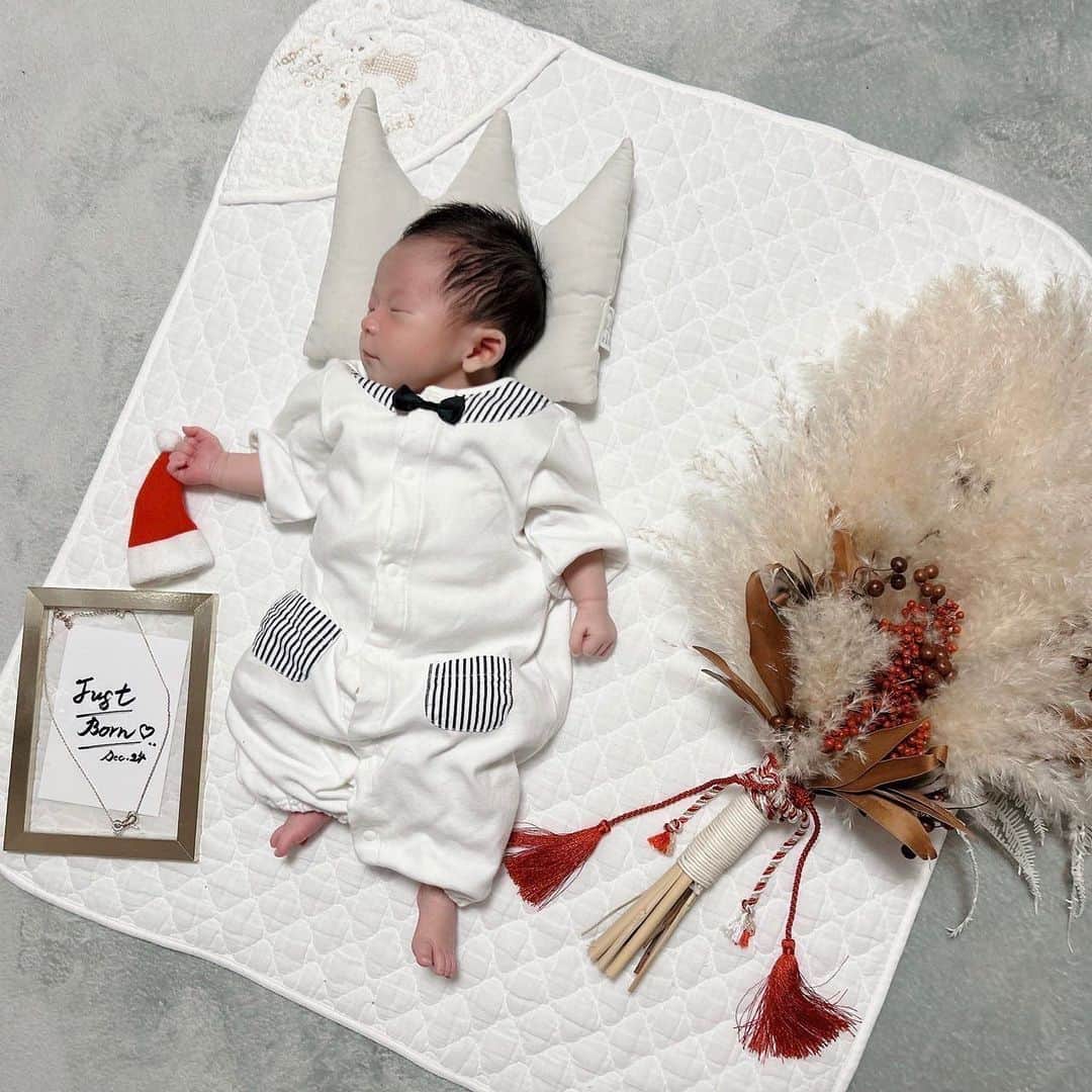 のインスタグラム：「⁡ ⁡ あけまして、おめでとうございます🐰🎍 . ⁡ みなさまに、ご報告です🕊𓂃𓂂𓏸 2022年.12月24日🎄クリスマスイブに 元気な男の子を出産しました👶💙 ⁡ . ⁡ 無事産まれてきてくれた、我が子の産声を 聞けた時は、感動と感謝と安堵とで涙が...🥺 これまでの人生の中で1番、幸せな瞬間でした🫧 ⁡ 妊娠、出産は奇跡の連続だと改めて実感。 妊娠中のこと。出産のこと。これからのこと。 沢山書きたい事はあるのですが、また改めて...🤍　 ⁡ 今は、ただただ、頑張って産まれてきてくれた 我が子と、支えてくれた家族、周りの方々に 感謝。ありがとうの気持ちでいっぱいです。   母親になってもこれまでと変わらず、自分らしく 子供と一緒に成長していけたらと思います👶🍀 ⁡ . ⁡ みなさまにとって、素敵な1年になりますように🫶 2023年も、どうぞよろしくおねがいします🥰 ⁡ . .」