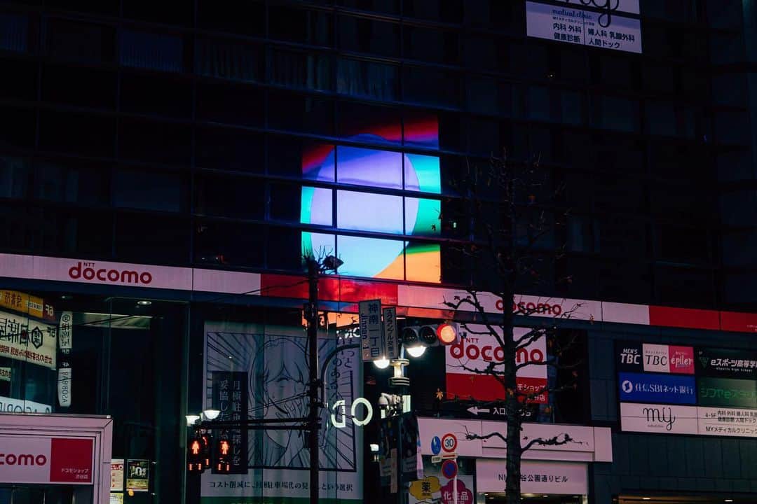 湯川正人さんのインスタグラム写真 - (湯川正人Instagram)「2023年最初のプロジェクト、SUN。 まずは渋谷MODIをジャックです。  深夜0時になると突如無音になり、Imagination worldにある"SUN"が現れます。  SUNから降り注がれる光が 渋谷の街を照らし、 幻想的な世界へと皆様をお連れします。  1/5(木)-1/12(木)の深夜2時間(0:00-2:00)までご覧頂けます。  ここから始まるSUNのストーリーを、どうぞ楽しみにしていてください。  #sun  #sun_imaginationworld」1月8日 17時55分 - masatoyukawa