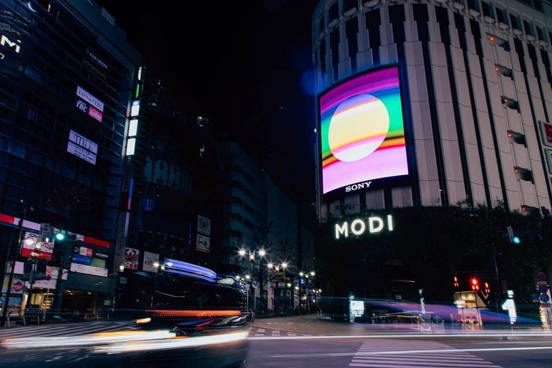 のインスタグラム：「2023年最初のプロジェクト、SUN。 まずは渋谷MODIをジャックです。  深夜0時になると突如無音になり、Imagination worldにある"SUN"が現れます。  SUNから降り注がれる光が 渋谷の街を照らし、 幻想的な世界へと皆様をお連れします。  1/5(木)-1/12(木)の深夜2時間(0:00-2:00)までご覧頂けます。  ここから始まるSUNのストーリーを、どうぞ楽しみにしていてください。  #sun  #sun_imaginationworld」