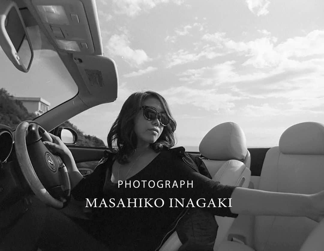 稲垣雅彦のインスタグラム：「Singer&Model / LUMIKO  https://rumiko-imai.com/ https:/lumikoimai.business.site #monochrome #film #filmphotography #tx400 #cabrio  #opencar #singer」