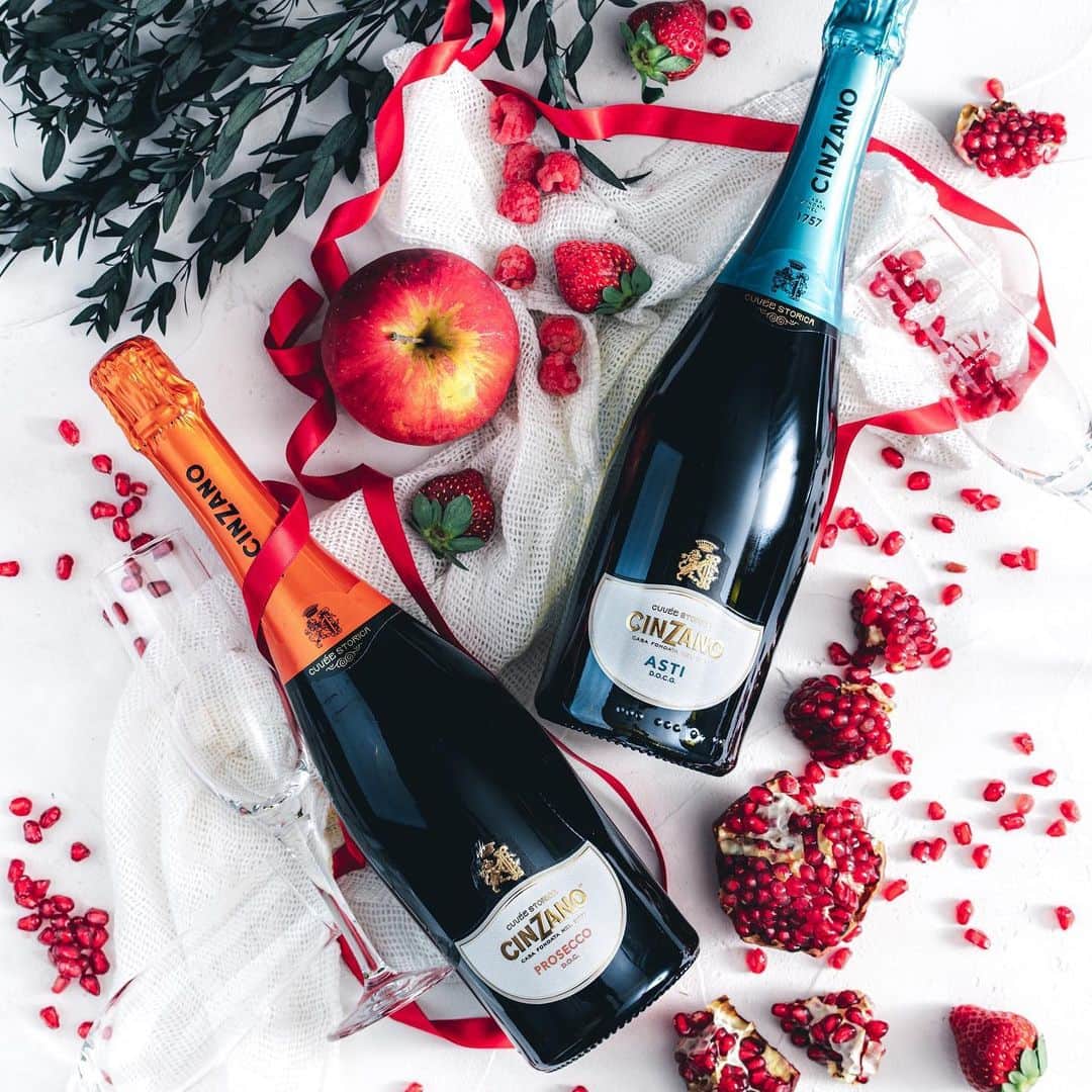 チンザノ Cinzanoさんのインスタグラム写真 - (チンザノ CinzanoInstagram)「イタリアでは種がいっぱい詰まったザクロは 豊かさや長寿をもたらす縁起物とされており、 赤色も、愛と幸運のラッキーカラーとして、 新しい年のお祝いの定番です。  そしてもちろん、スパークリングワインでの乾杯も 特別な瞬間には欠かせません🍾✨ #チンザノ スパークリングワインの豊かな泡とともに、 今年もたくさん乾杯しましょう🥂✨」1月8日 18時10分 - cinzano.jp