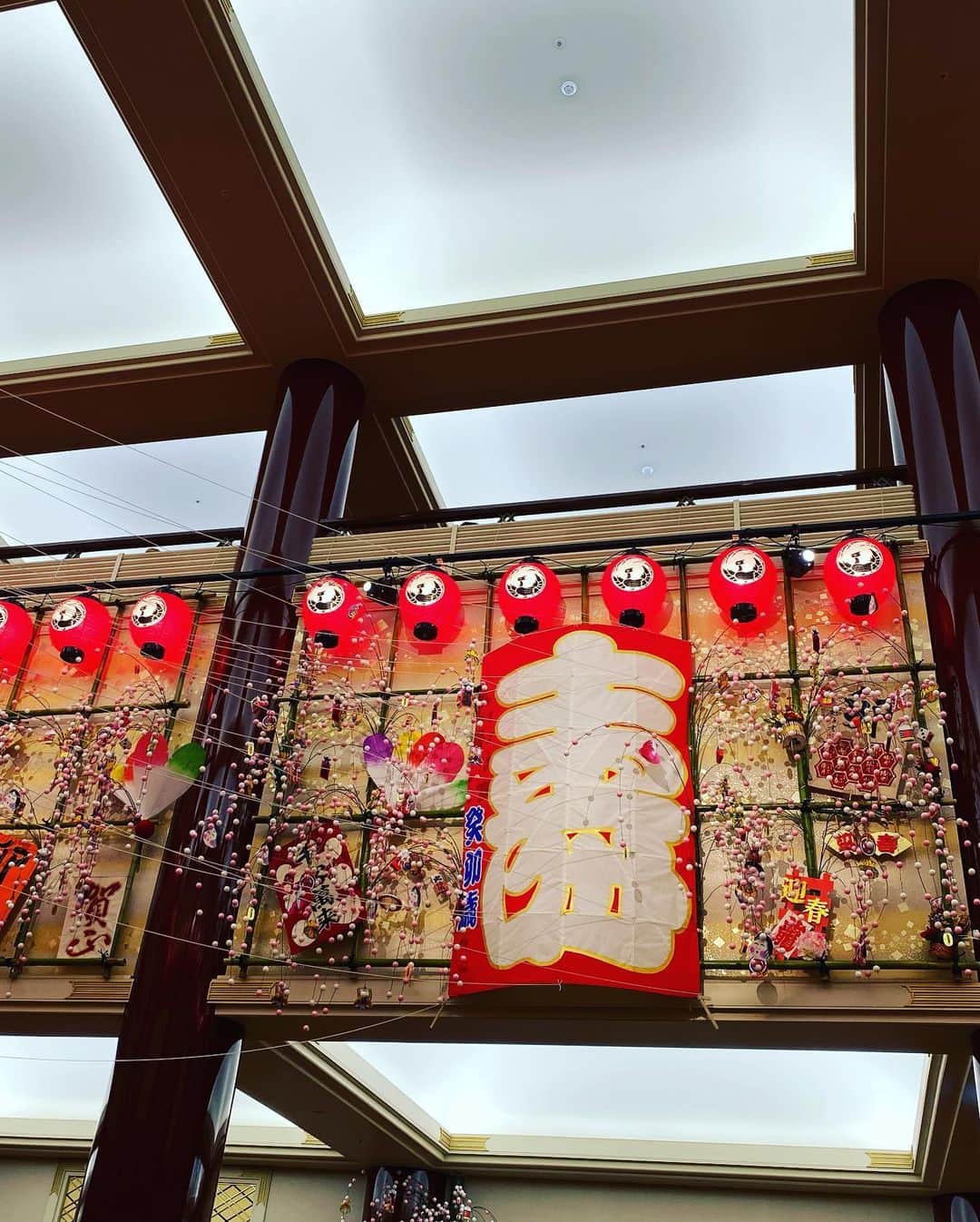 中井美穂さんのインスタグラム写真 - (中井美穂Instagram)「今年のお正月飾りは、ちょっと変わった感じにしてみました。奈良の商品を集めたお店で求めたもの。  今年の観劇初めは 歌舞伎座の壽初春大歌舞伎から。場内もお正月飾りで華やかです💕  そして、国立劇場初春歌舞伎公演にも出かけました。菊五郎さんの遠山の金さん💓素敵でした❤️ 私は3階ロビーから眺める素敵な照明が大好き。 今年10月末には閉場してしまい、完成は2029年秋だそうです。 毎月通ってこの眺めを楽しまなければ。  それぞれの劇場のお正月飾りの違いも楽しんでください🎍🌅✨  #歌舞伎 #歌舞伎座  #お正月飾り  #奈良 #歌舞伎座 #国立劇場#松屋銀座  #ナラテイバン」1月8日 18時02分 - mihonakai2021