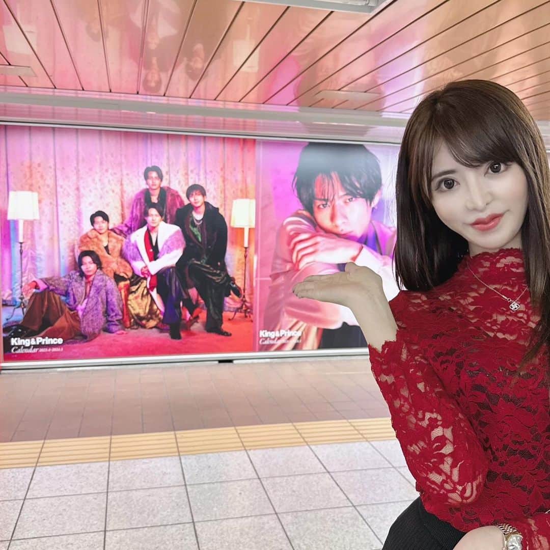 桃瀬えりなのインスタグラム：「本日の推し活𝙋𝙖𝙧𝙩2♡ わたしの最推し♥️  #kingandprince #tiffany #rolex #dior #follow #followme #キンプリ #平野紫耀 #ティアラ #メンカラコーデ #最推し #推し活 #新宿駅 #新宿プロムナード #特大パネル #2023カレンダー」