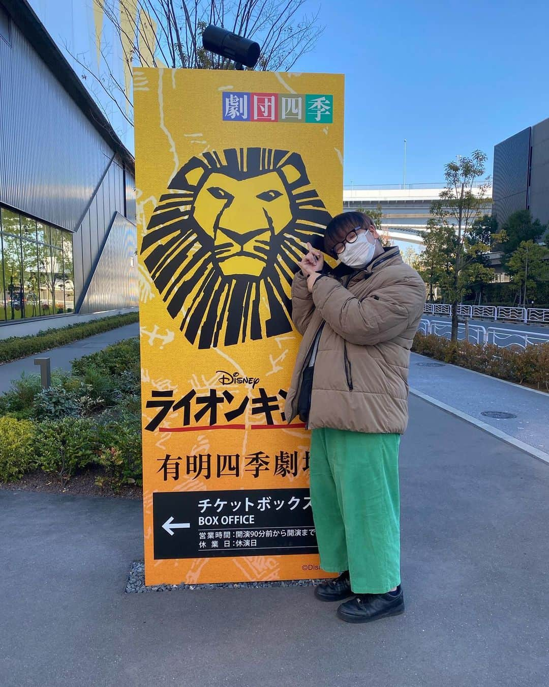 ぴぐもんさんのインスタグラム写真 - (ぴぐもんInstagram)「🦁👑  ライオンキング見たい見たい‼️と思っていてやっと見れました〜😭😭😭 発声から表情からもう何から何までキラッキラしてた🥺(語彙力) 終わった瞬間歌いたくなっちゃうくらい本当にあっという間に心を持っていかれました😭💕  小さい頃から音楽には触れてきて、10年間合唱に打ち込んだ後、どこか音楽したいって気持ちがすごくて、歌ってみたしてみたり、最近は#1人合唱コンクール　というものをしてみたりと、音楽は私に欠かせない物だなと本当に思います☺️  特に声を使うこと。自分の体が楽器になって、人にいろんな感情をぶつけることができるなんて、もう素敵すぎる😭！！！！！  もう書きたい事はたくさんあるけど同じ事繰り返し言うだけになりそうなのでやめます🤣  私はこれからも全ての音楽を愛していく！！！！ 本当に素敵な公演でした😭  また見にいく🤭  #後ろの席だった人見えづらかったらごめんね #本当にそれはごめん #でも私もお尻痛くなりながら姿勢崩してなるべく低くしてたの😭 #許してね #段差あるから見えてるだろうけどさ。  #劇団四季 #ライオンキング」1月8日 18時20分 - _pigmonster