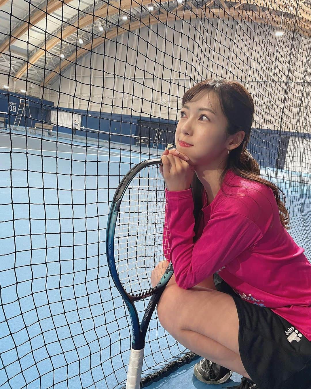 川又智菜美のインスタグラム：「「もっとテニスしたいのに…」 ってテニス後ネット越しに言ってるところ。笑 ⁡ この日3時間くらいしたけど足りないっっ ⁡ 明日もテニスできるかな〜？ ⁡ #テニス #テニス女子 #tennis #テニスウェア #テニス好きな人と繋がりたい #tenniswear #tennisgirl #yonex #yonextennis #インドアコート #インドアテニス #tennislove #테니스 #테니스치는여자 #スポーツ女子 #japanesegirl」