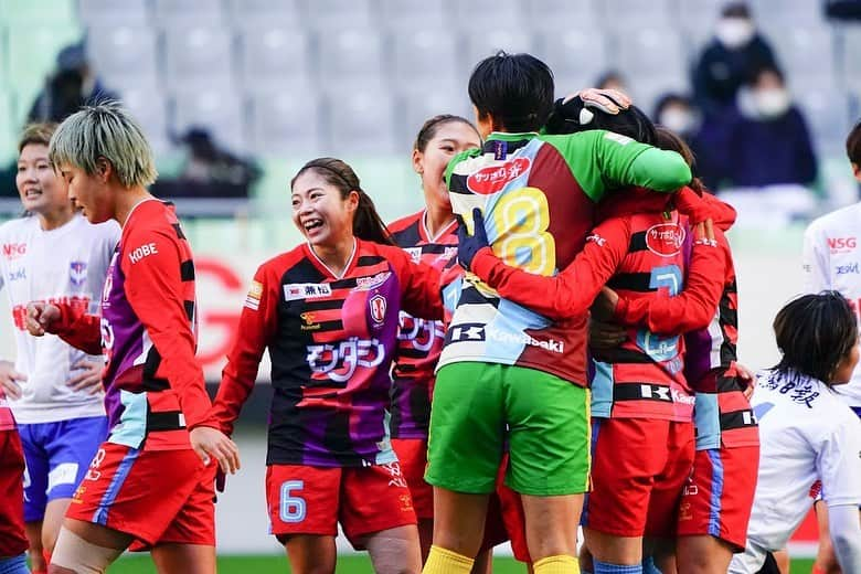 三宅史織さんのインスタグラム写真 - (三宅史織Instagram)「. みんなで掴んだ勝ち点3🦁🔴  ゴールが決まった瞬間のノエスタの盛り上がりが凄かった。最高でした。  勝ちながら修正していこう！  今日もたくさんの応援ありがとうございました！  #weリーグ #inac神戸レオネッサ」1月8日 18時21分 - miyakeshiori5