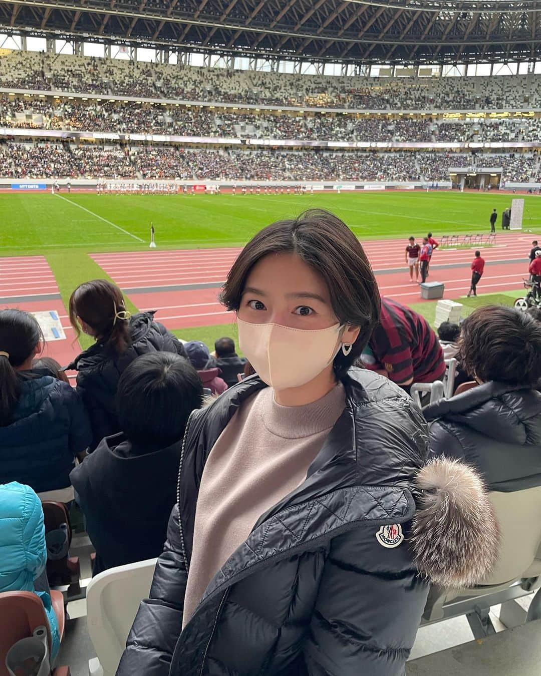 上野優花さんのインスタグラム写真 - (上野優花Instagram)「大学ラグビー決勝戦🏉  今年はテレビで見ていました🫡 （写真は12月の早明戦の時のものです。）  いや〜 帝京、強い、強すぎる😳‼️✨  帝京の強さに脱帽し続けた80分でした。  早稲田の皆さんもお疲れ様でした🫡  来年はこの帝京に勝つチームが出てくるのか… ますます大学ラグビーを盛り上げて行って欲しいです。  話は少し逸れて… 恥ずかしながら 初めて今年は高校ラグビーを真剣に見ました。  高校生達の真っ直ぐな思いをのせたプレー、 本当に面白かった…！！  そして高校ラグビーを見ることで より大学ラグビーも楽しめるんですね🥹  今頃気づくなんて なんて勿体無いことをしてしていたんだ私…🫠  今年はラグビーワールドカップもあるし、 インプット量が計り知れないけど… ラグビーファンにとっては 楽しみでしかない一年 共に駆け抜けましょう😊❤️  #本日もラグビー観戦日和でした」1月8日 18時31分 - yuka_ueno89