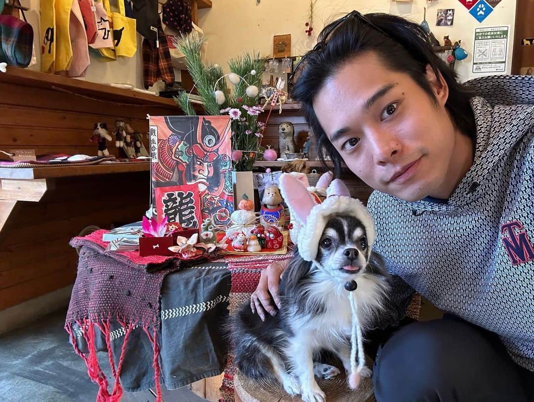 岸田タツヤのインスタグラム：「両親とイーヌと正月ランチ」
