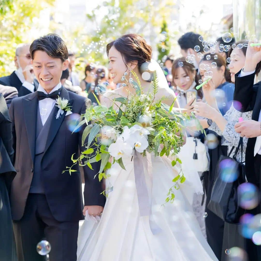 ラバンクドロアのインスタグラム：「Real wedding  チャペルのテラスでのアフターセレモニー✨  前撮りとリンクさせたシャボン玉での演出にゲストも大盛り上がりでした♪ * * ルシェルブラン表参道のWedding は  花嫁がキュンとするような“ときめき” がいっぱい♡ まるで、オシャレなセレクトショップの中から Pin するように おふたりの「好き」をたくさんつめこんだWeddingを 叶えるお手伝いをさせていただきます！ * * ▷ブライダルフェア 1月は新春ビッグフェア開催中💫  フェア詳細＆ご予約は Instagramプロフィール画面HPより🌟 皆様のお越しをお待ちしています！ * * * * ルシェルブラン表参道 〒150-0001 東京都渋谷区神宮前5-17-22 * アクセス 明治神宮前駅より徒歩5分 表参道駅より徒歩6分 原宿駅より徒歩8分 * 複数駅利用可能でアクセス抜群！ キャットストリート沿いの貸切ウェディング♪ * * #lecielblanc #ルシェルブラン表参道 #ルシェルブラン #wedding #weddingdress #flowers  #weddingphotography #bride  #結婚式 #花嫁 #ウェディングドレス #表参道結婚式 #ゲストハウスウェディング  #フォトウェディング #前撮り  #ショートフィルムウェディング #ショートフィルムwedding #キャットストリートフォトwedding #トキメキ #トキメキウェディング #ウェディングにもファッションを #ウェディングフォト #式場探し #ブライダルフェア #2023花嫁 #2024花嫁  #おしゃれ花嫁 #貸切ウェディング #ブーケ #バブルシャワー」