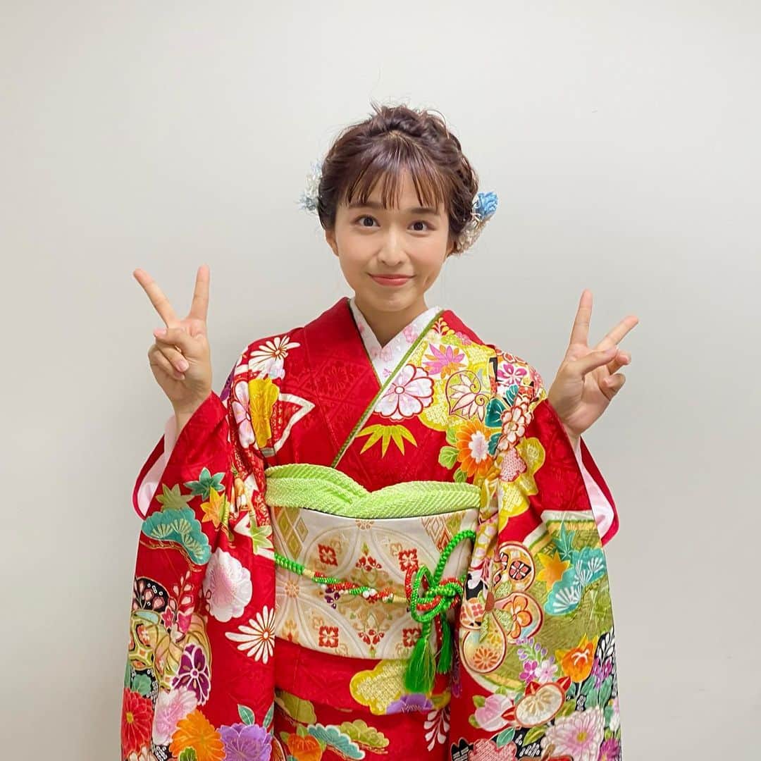坂田茉世のインスタグラム：「あけましておめでとうございます🐰 CMや広告撮影用の振袖は鮮やかな赤でした〜 今年もよろしくお願いします！」
