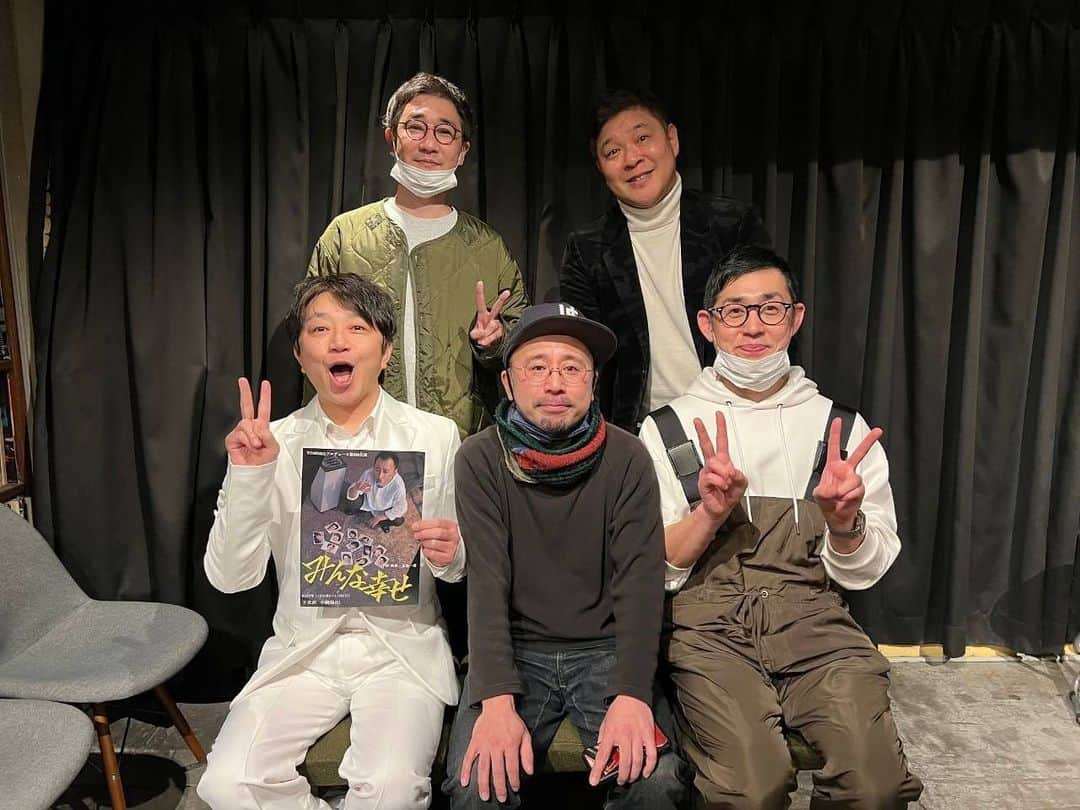 安井順平のインスタグラム：「昨日のこと。 辻本耕志のトークライブ『辻素』観に行ったらそのまま舞台上に上げられて喋らされました。楽しかったから全てよし。 竹井さん、安田さん、竹森くん、辻本っちゃんありがとう。なにより温かく迎え入れてくれたお客様に感謝を！病み上がりには心のチャージになりました。「笑い」は心を健康にするね。」