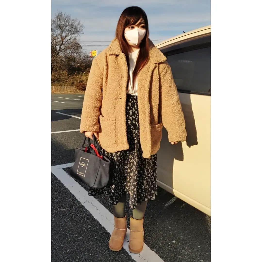 hoshizaki eriのインスタグラム：「.⁡ ⁡こんばんは🌃  少し前に 冬のSHEINコーデで お買い物に行ってきました♡  ♡商品番号＆詳細 白いニット♡ DAZY ドロップショルダー ふわふわニット 商品番号6159372 スカート♡ Honeyspot 小花柄 ロングスカート 商品番号3110018 ふわふわコート♡ DAZY ダブルポケット ドロップショルダー テディコート 商品番号11213915⁡ ⁡ ムートンブーツはGUで激安でした❣️ バッグはsnidelのものです♡  ニットも上着もとっても暖かくて もふもふしててかわいくて お気に入りのアイテムたちです♡  SHEINでは、1月10日まで⁡ 新春セール開催中です♡ メインカテゴリー最大90%OFF❣️ 更に、厳選商品2点のご購入ごとに 1点99%OFFになる お得すぎるセールが開催されてます♡  そして！今回もお得な クーポンがあります❣️ クーポンコード:GIFT689 0-5999円で15%オフ、 6000円以上で20％オフ❣️🐰 ※有効期限：2023年2月28日まで  良かったら是非❣️ 使ってくださいね♡♡♡ 〇私に利益などは無いので 安心してください❣️😸💞 ⁡ ⁡@shein_japan @sheinofficial #beSHEINmodels #SHEINコーデ #SHEIN新春SALE #SHEIN #シーイン #shein購入品 #もこもこコーデ #冬コーデ #ootd #プチプラコーデ #ガーリーコーデ #ootd_fashion #静岡インフルエンサー #静岡PRモデル #静岡サロンモデル #fyp #fypシ」
