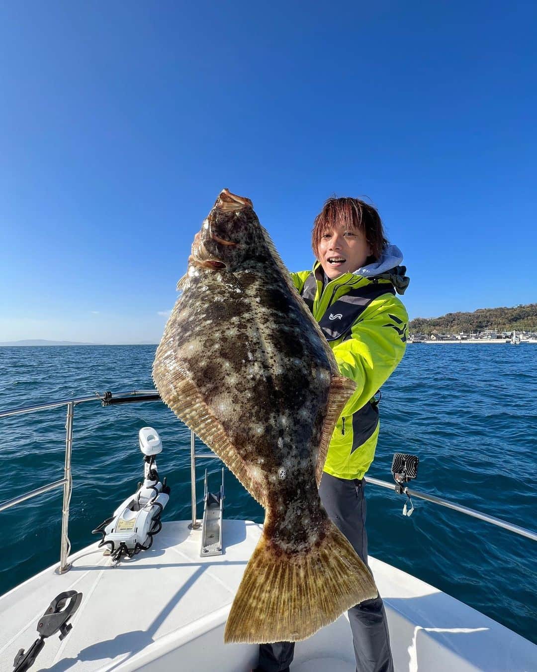 金丸竜児のインスタグラム：「2023年初釣りでの初獲物はヒラメでした‼︎  初釣りがオフショアになったのは少し残念ですが、それよりも最初に釣れた魚がベラとかにならなくて良かった（ベラには悪いですが^^;）（笑）。  次こそはショアからアジかメバルを狙ってきます‼︎  #初釣行　#初獲物　#2023年　#オフショア　#ヒラメ　#金丸竜児」