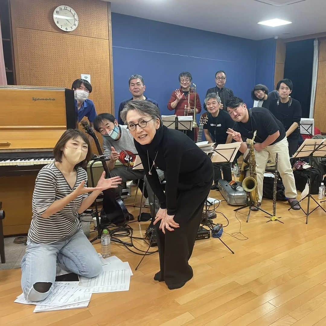 のインスタグラム：「今日は1月30日のTokyoModernTIMESのリハーサルでした。みんなでポーズ。🙌 昨日は取材で。音無美紀子ちゃんとの対談。久しぶりで楽しかった～🎵  そしてある日の私。 どんどん髪が短くなっていきます😅  #TokyoModernTims #致知 #音無美紀子 #くま #安奈淳」